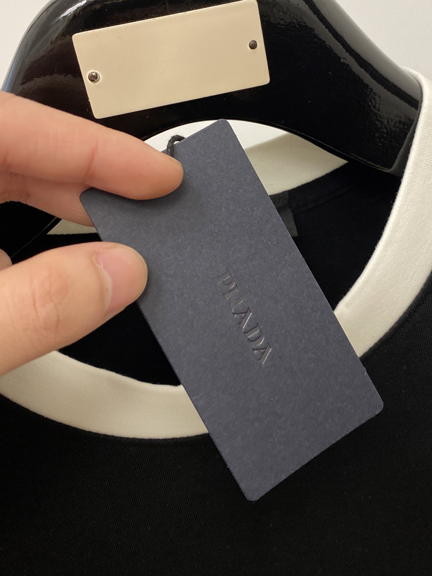 ￼ 🌾退换！ 普拉达、2025新品长袖卫衣，帅气时尚，胸前五金装饰三角标logo，简约百搭款。面料棉 不