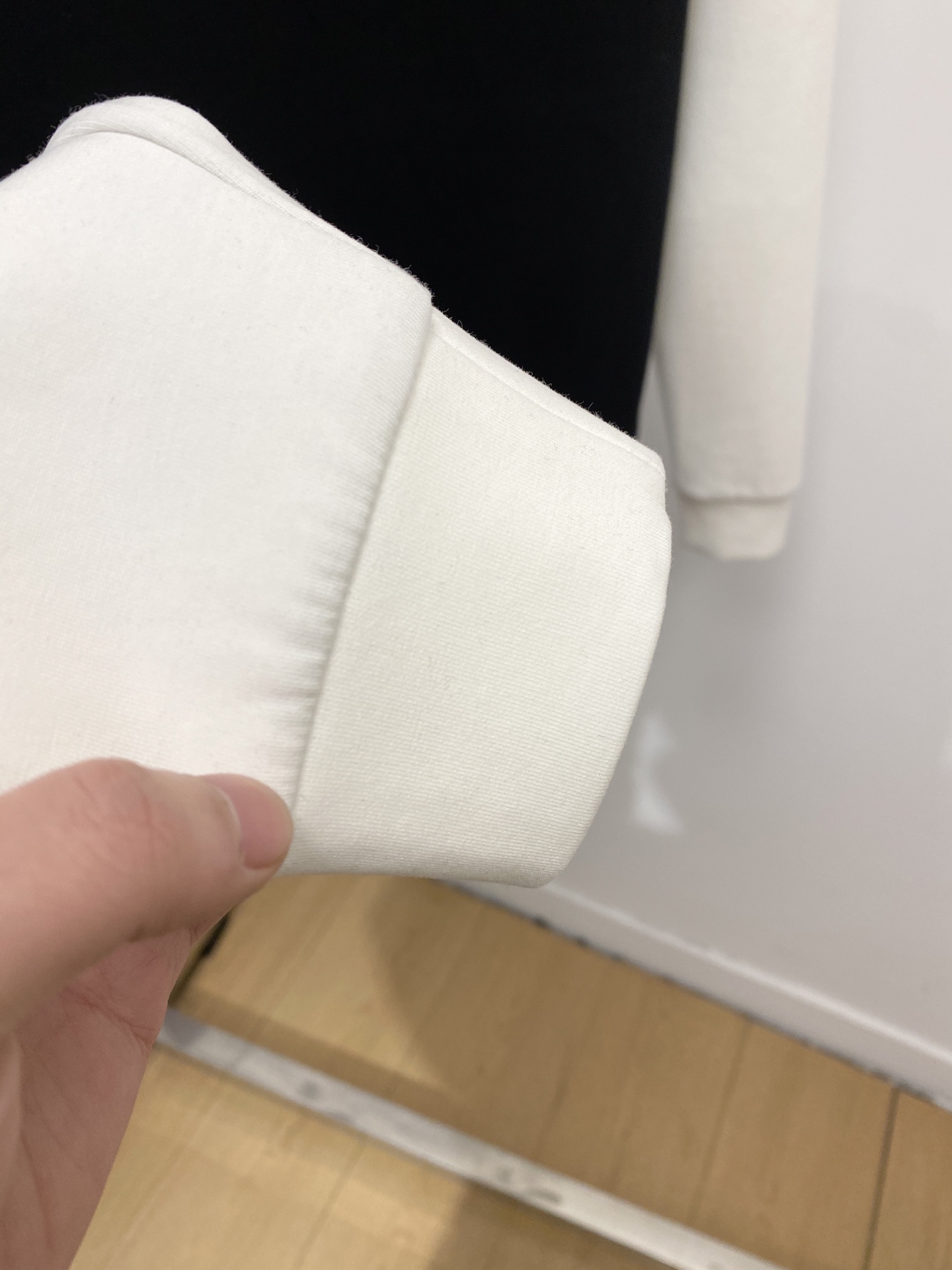 ￼ 🌾退换！ 普拉达、2025新品长袖卫衣，帅气时尚，胸前五金装饰三角标logo，简约百搭款。面料棉 不