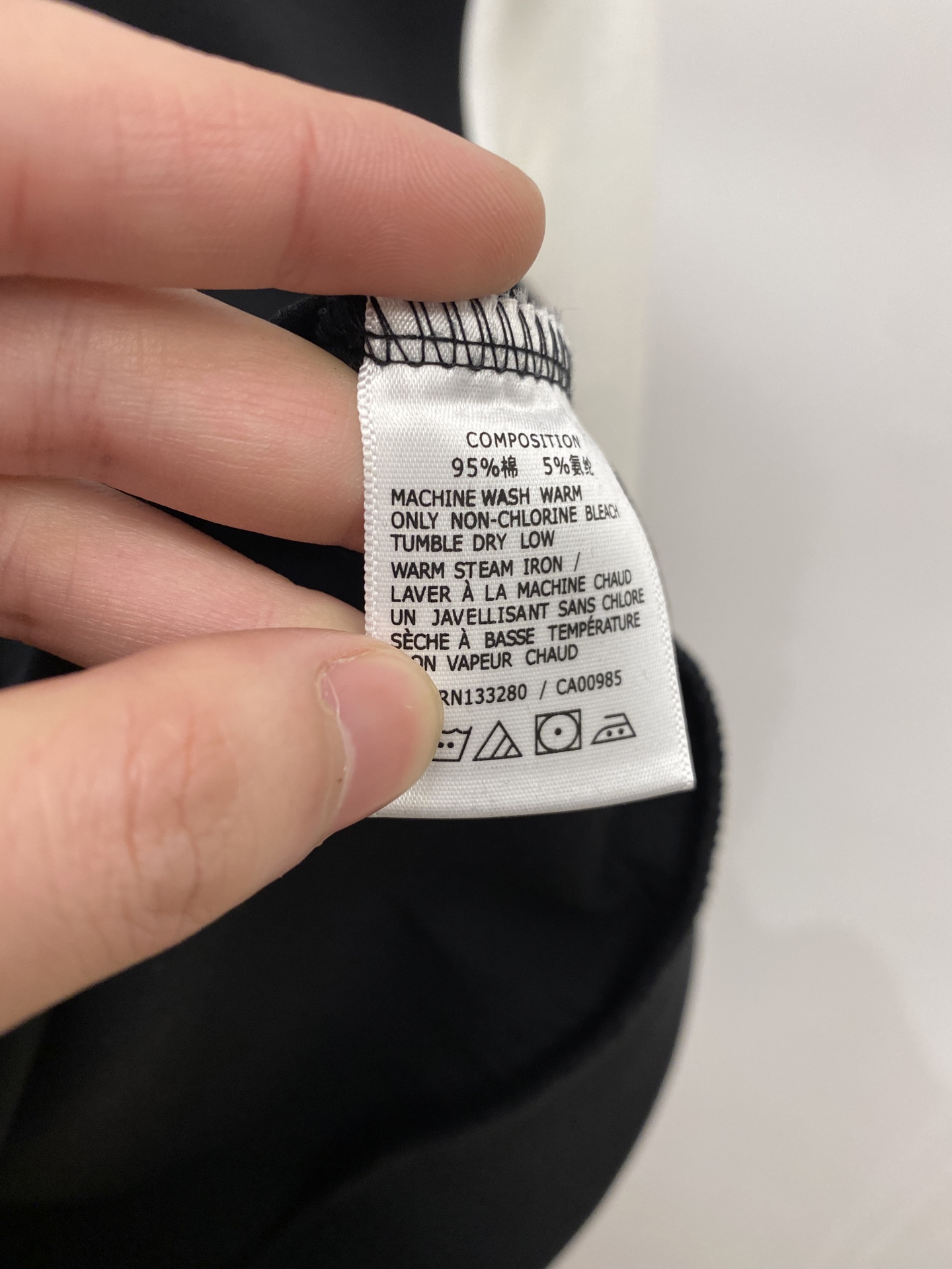 ￼ 🌾退换！ 普拉达、2025新品长袖卫衣，帅气时尚，胸前五金装饰三角标logo，简约百搭款。面料棉 不