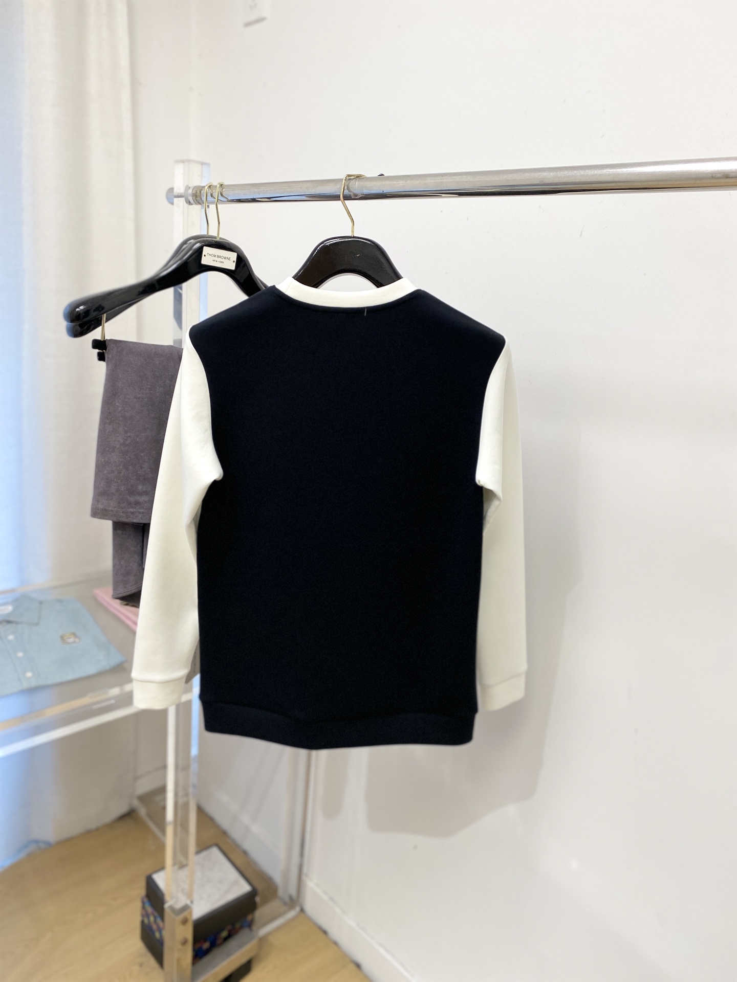 ￼ 🌾退换！ 普拉达、2025新品长袖卫衣，帅气时尚，胸前五金装饰三角标logo，简约百搭款。面料棉 不