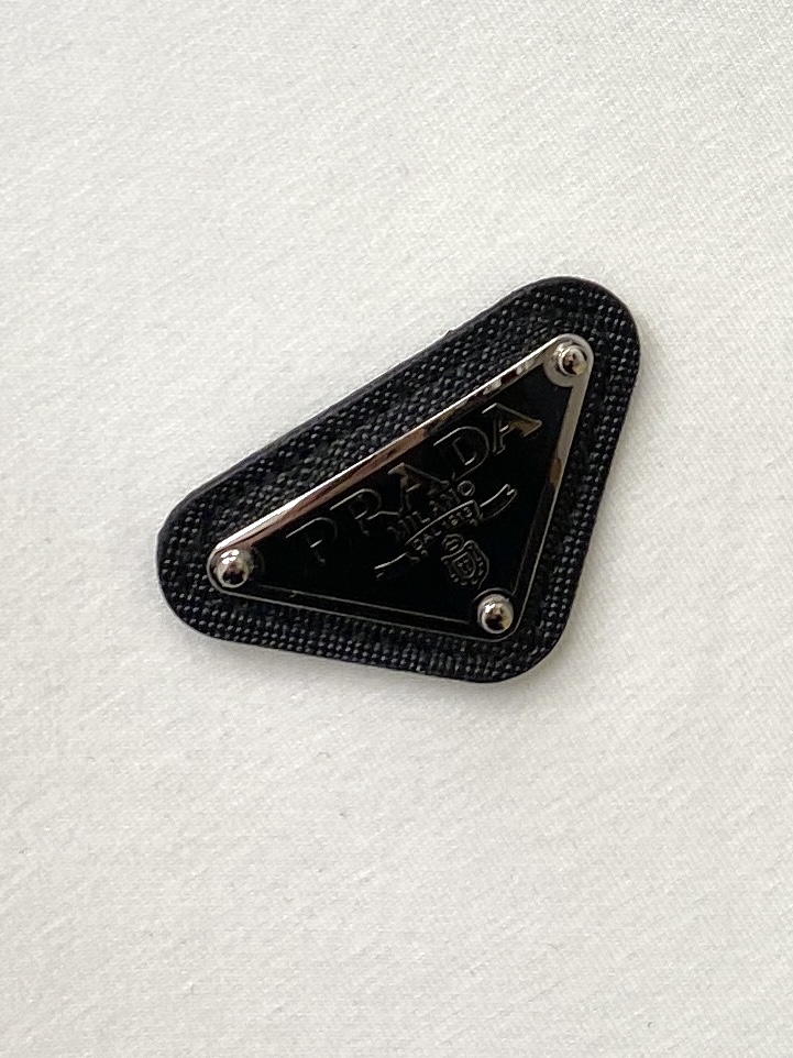 ￼ 🌾退换！ 普拉达、2025新品长袖卫衣，帅气时尚，胸前五金装饰三角标logo，简约百搭款。面料棉 不