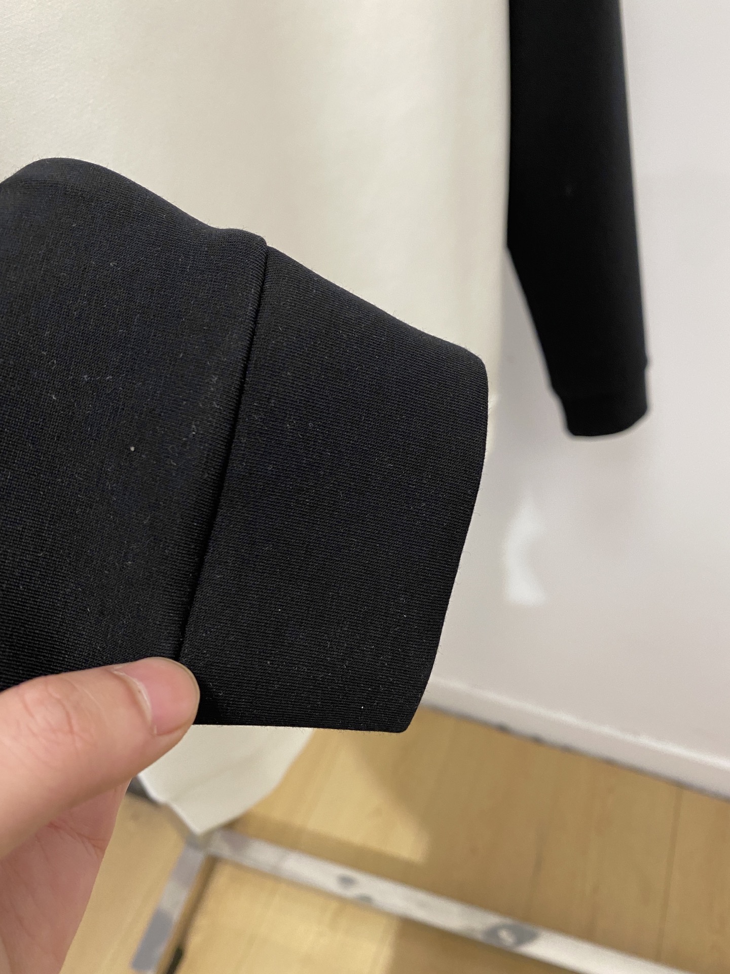 ￼ 🌾退换！ 普拉达、2025新品长袖卫衣，帅气时尚，胸前五金装饰三角标logo，简约百搭款。面料棉 不