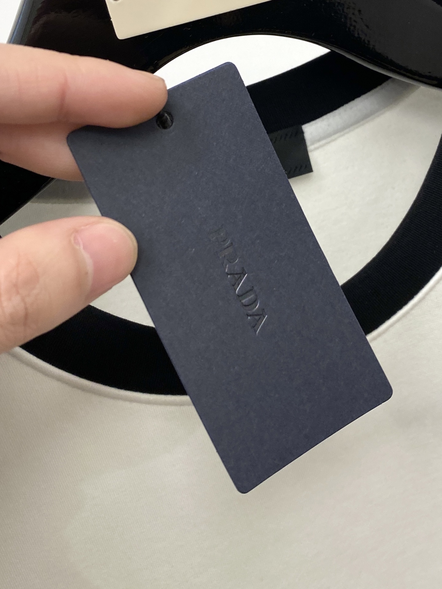 ￼ 🌾退换！ 普拉达、2025新品长袖卫衣，帅气时尚，胸前五金装饰三角标logo，简约百搭款。面料棉 不