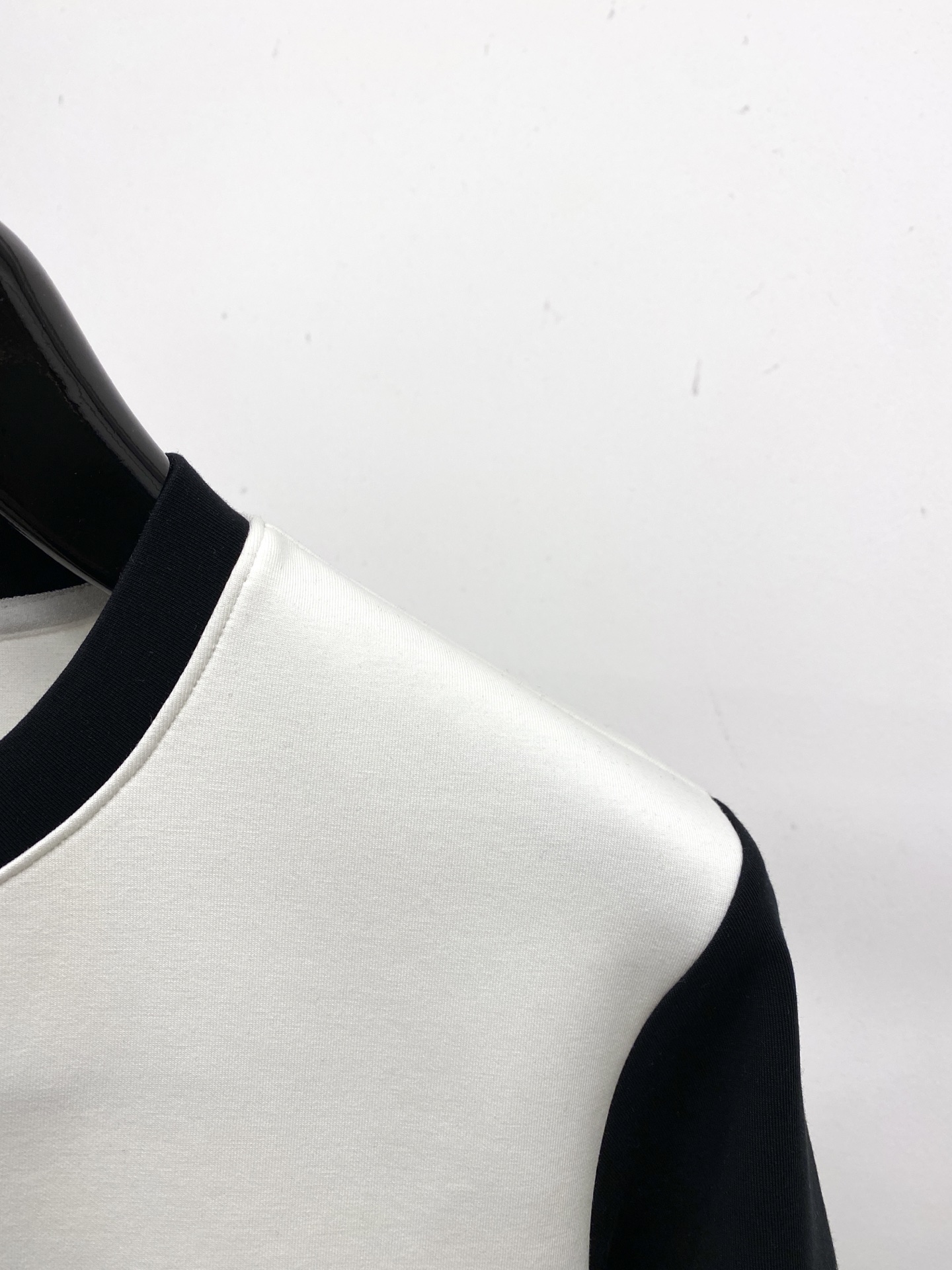 ￼ 🌾退换！ 普拉达、2025新品长袖卫衣，帅气时尚，胸前五金装饰三角标logo，简约百搭款。面料棉 不