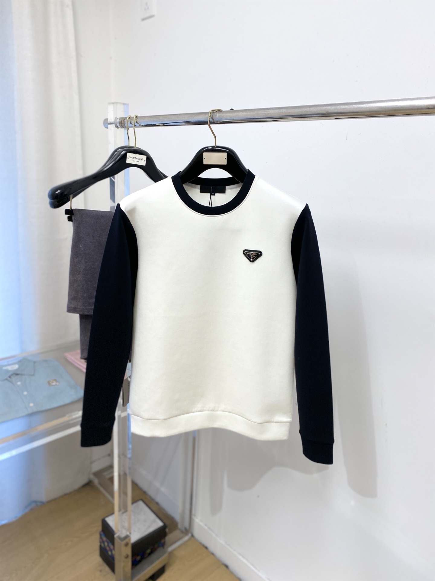 ￼ 🌾退换！ 普拉达、2025新品长袖卫衣，帅气时尚，胸前五金装饰三角标logo，简约百搭款。面料棉 不