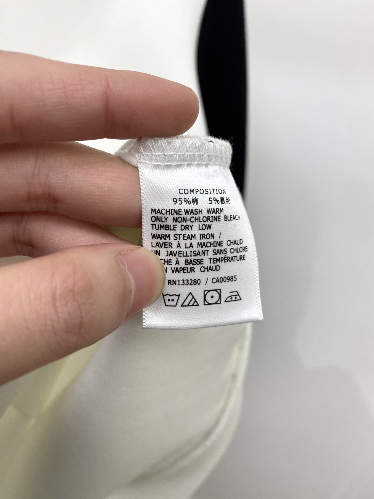 ￼ 🌾退换！ 普拉达、2025新品长袖卫衣，帅气时尚，胸前五金装饰三角标logo，简约百搭款。面料棉 不