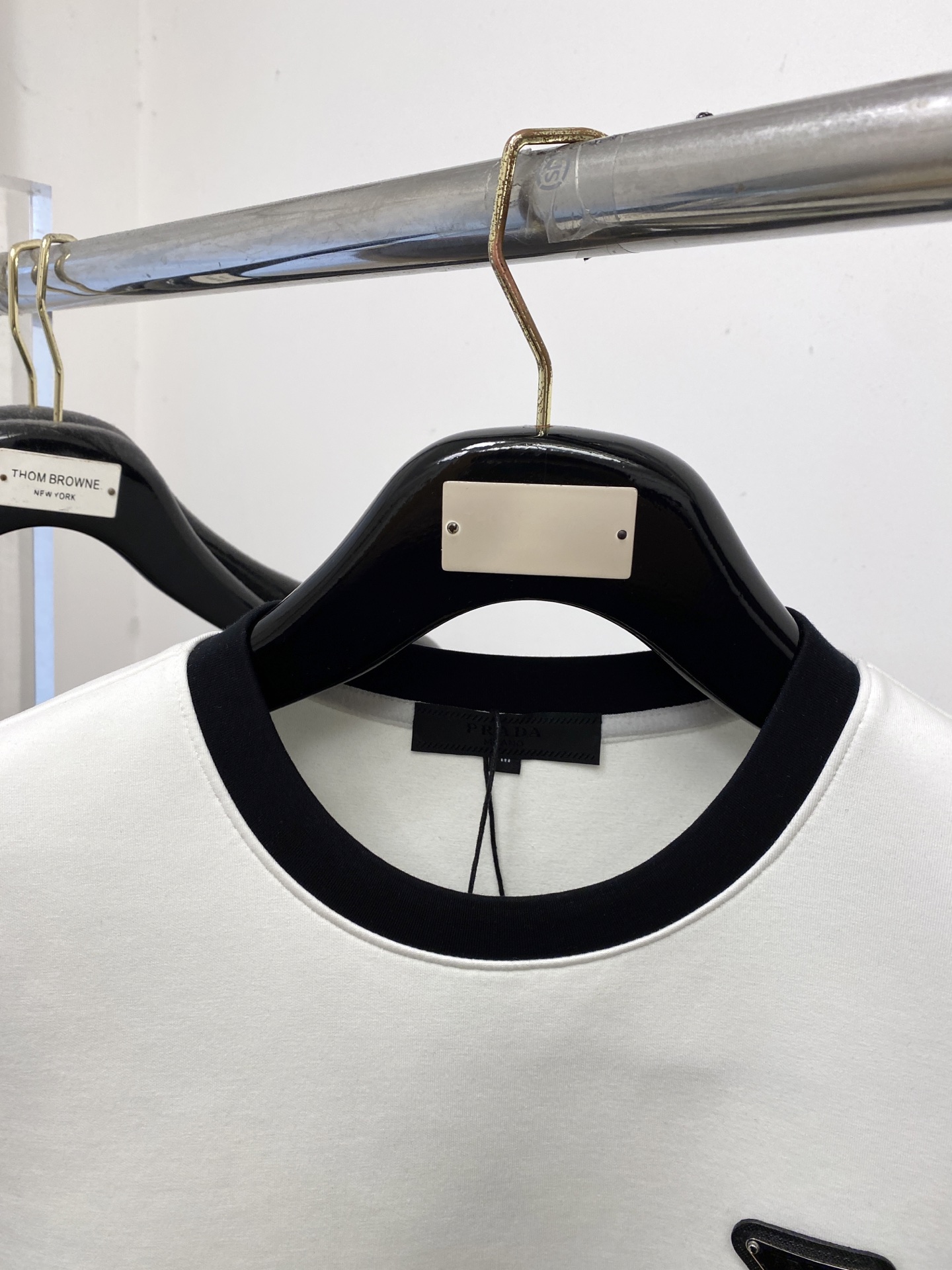 ￼ 🌾退换！ 普拉达、2025新品长袖卫衣，帅气时尚，胸前五金装饰三角标logo，简约百搭款。面料棉 不