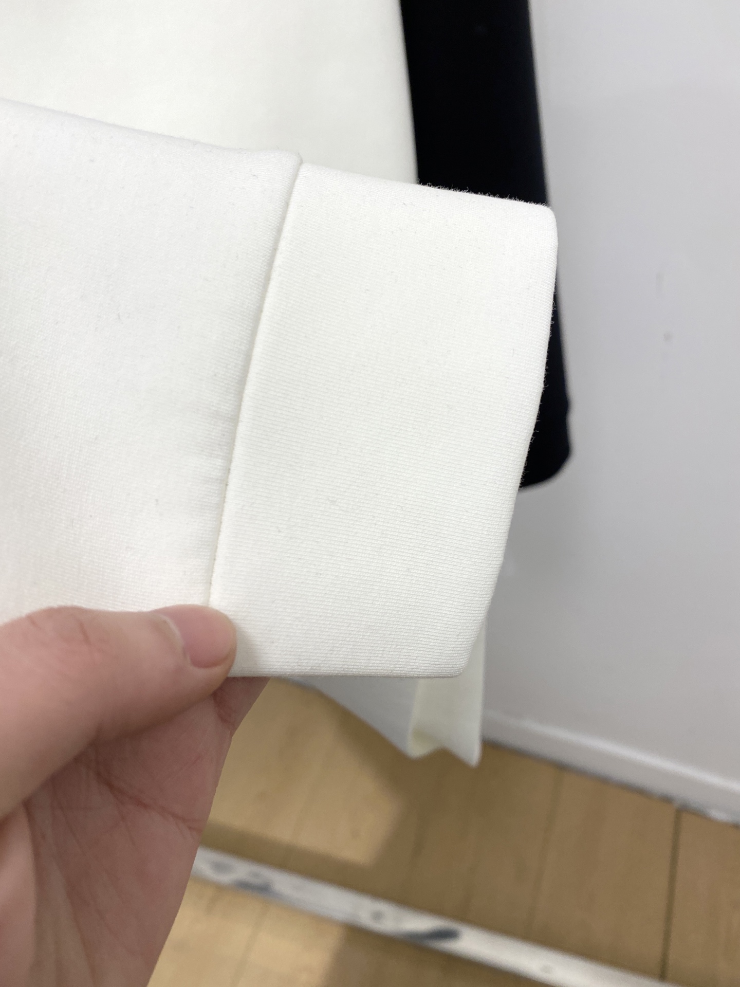 ￼ 🌾退换！ 普拉达、2025新品长袖卫衣，帅气时尚，胸前五金装饰三角标logo，简约百搭款。面料棉 不