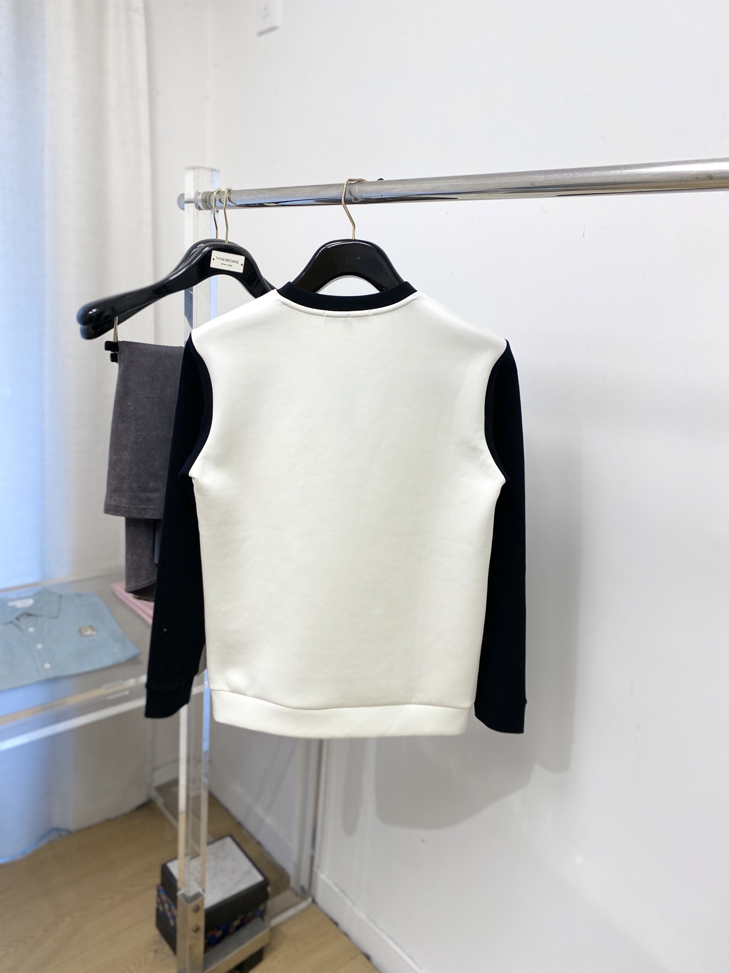 ￼ 🌾退换！ 普拉达、2025新品长袖卫衣，帅气时尚，胸前五金装饰三角标logo，简约百搭款。面料棉 不