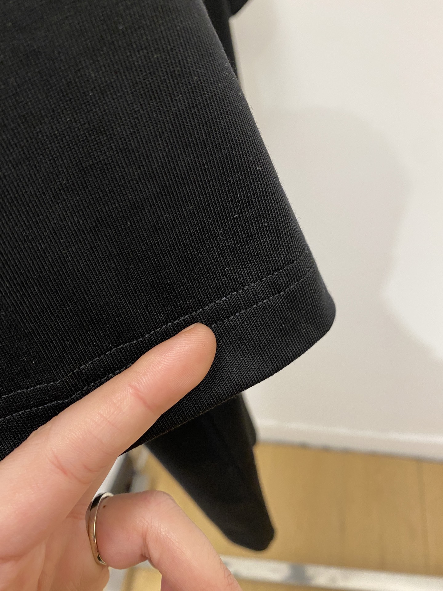 ￼ 🌾退换！迪奥、2025新品短袖T恤，帅气时尚，胸口精致刺绣图案字母logo，简约百搭款。面料棉 不仅