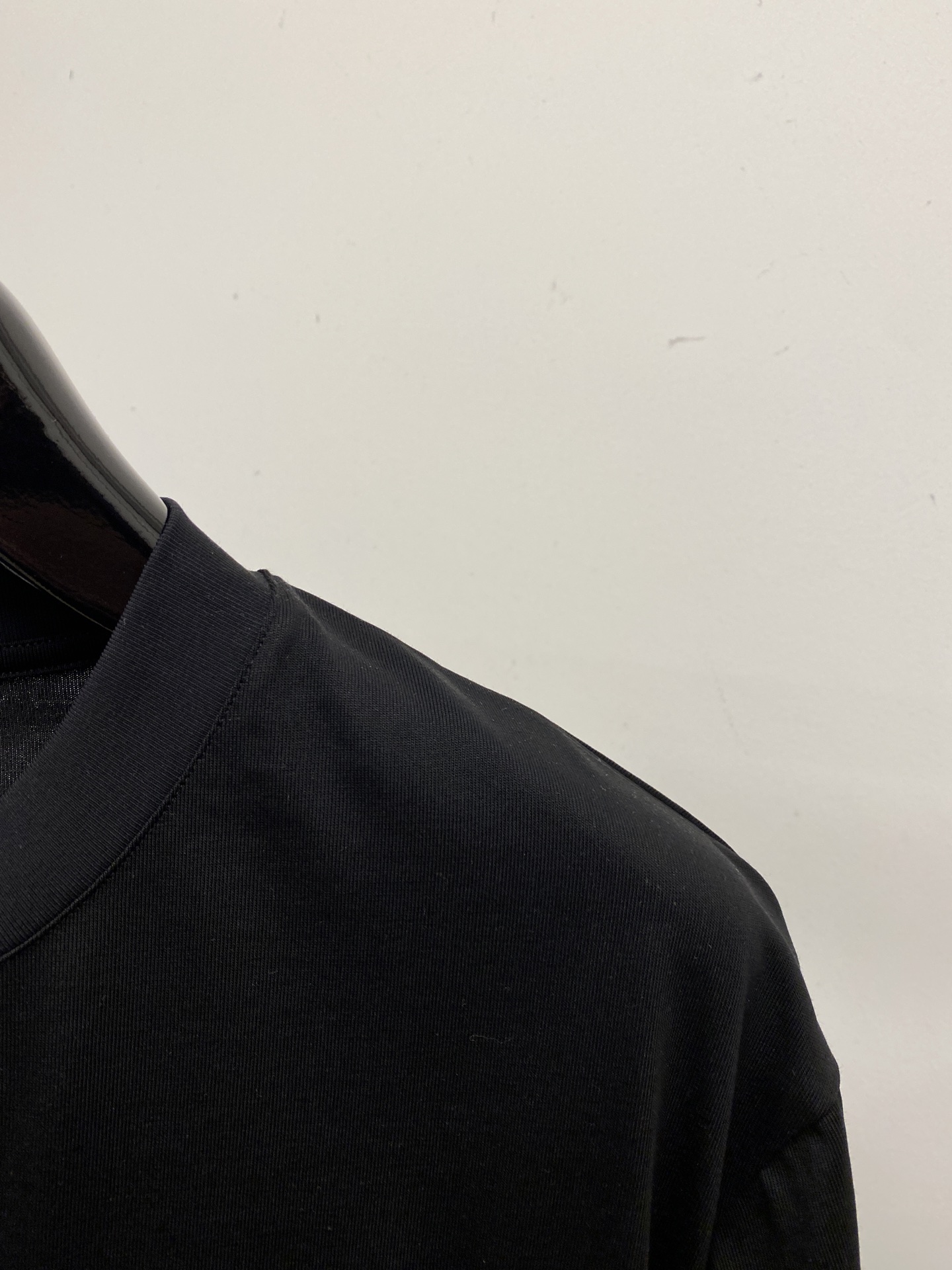 ￼ 🌾退换！迪奥、2025新品短袖T恤，帅气时尚，胸口精致刺绣图案字母logo，简约百搭款。面料棉 不仅