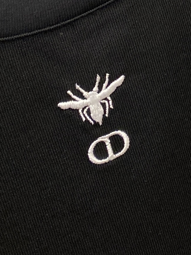 ￼ 🌾退换！迪奥、2025新品短袖T恤，帅气时尚，胸口精致刺绣图案字母logo，简约百搭款。面料棉 不仅