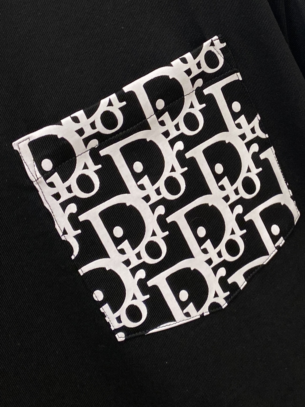 ￼ 🌾退换！迪奥、2025新品短袖T恤，帅气时尚，胸口精致刺绣图案字母logo，简约百搭款。面料棉 不仅