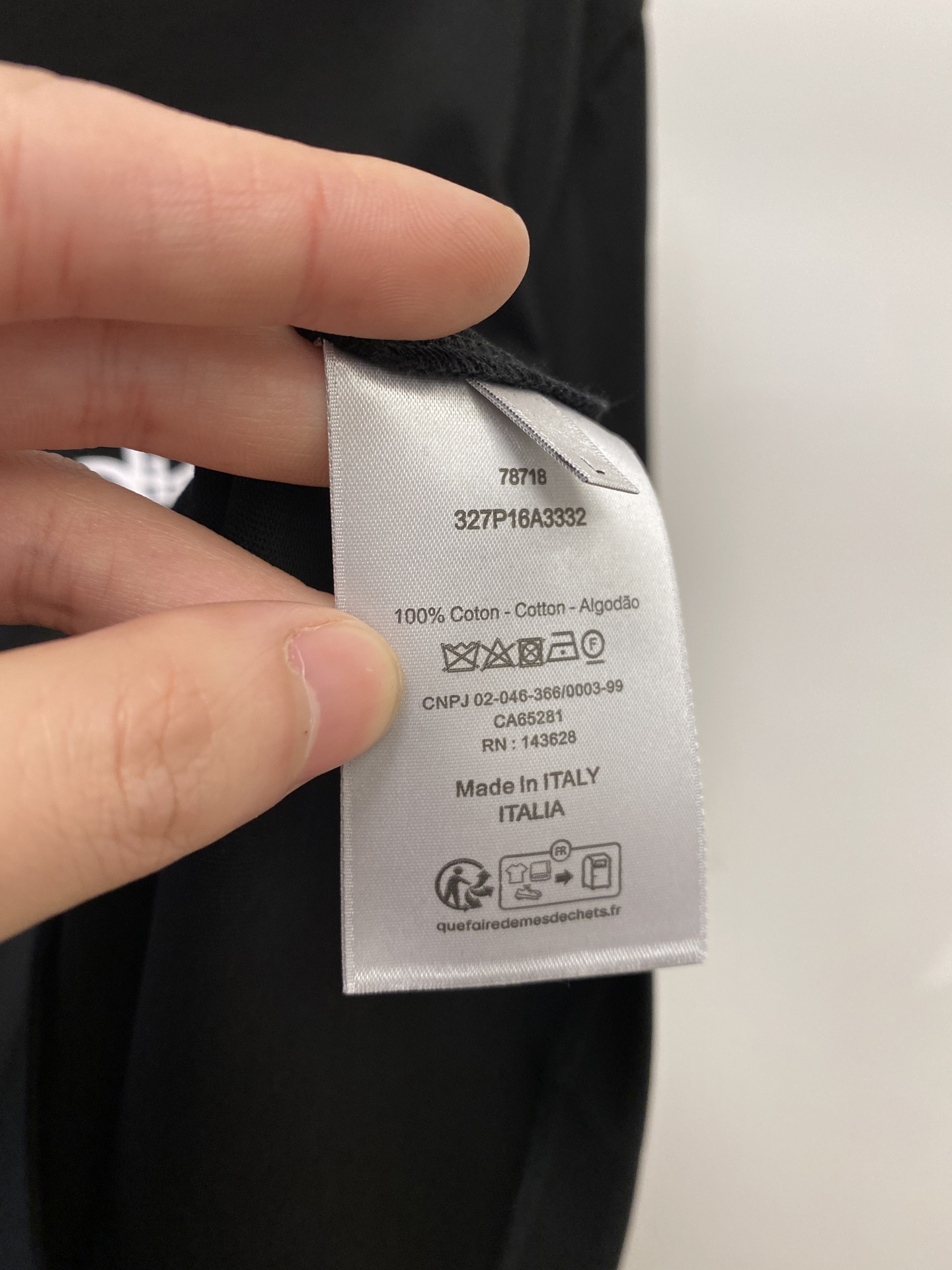 ￼ 🌾退换！迪奥、2025新品短袖T恤，帅气时尚，胸口精致刺绣图案字母logo，简约百搭款。面料棉 不仅