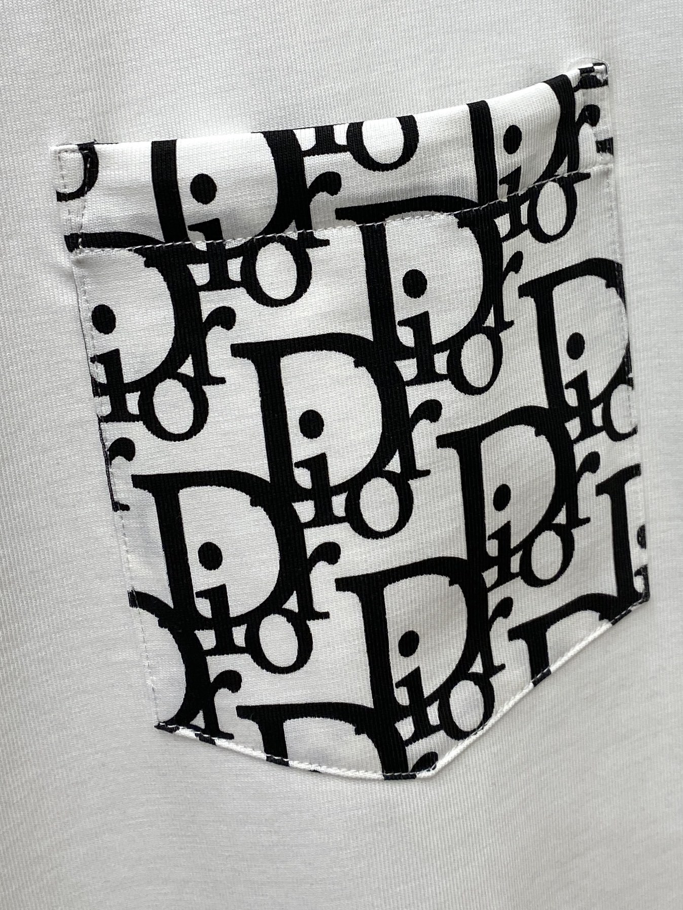 🌾退换！迪奥、2025新品短袖T恤，帅气时尚，胸口精致刺绣图案字母logo，简约百搭款。面料棉 不仅挺括