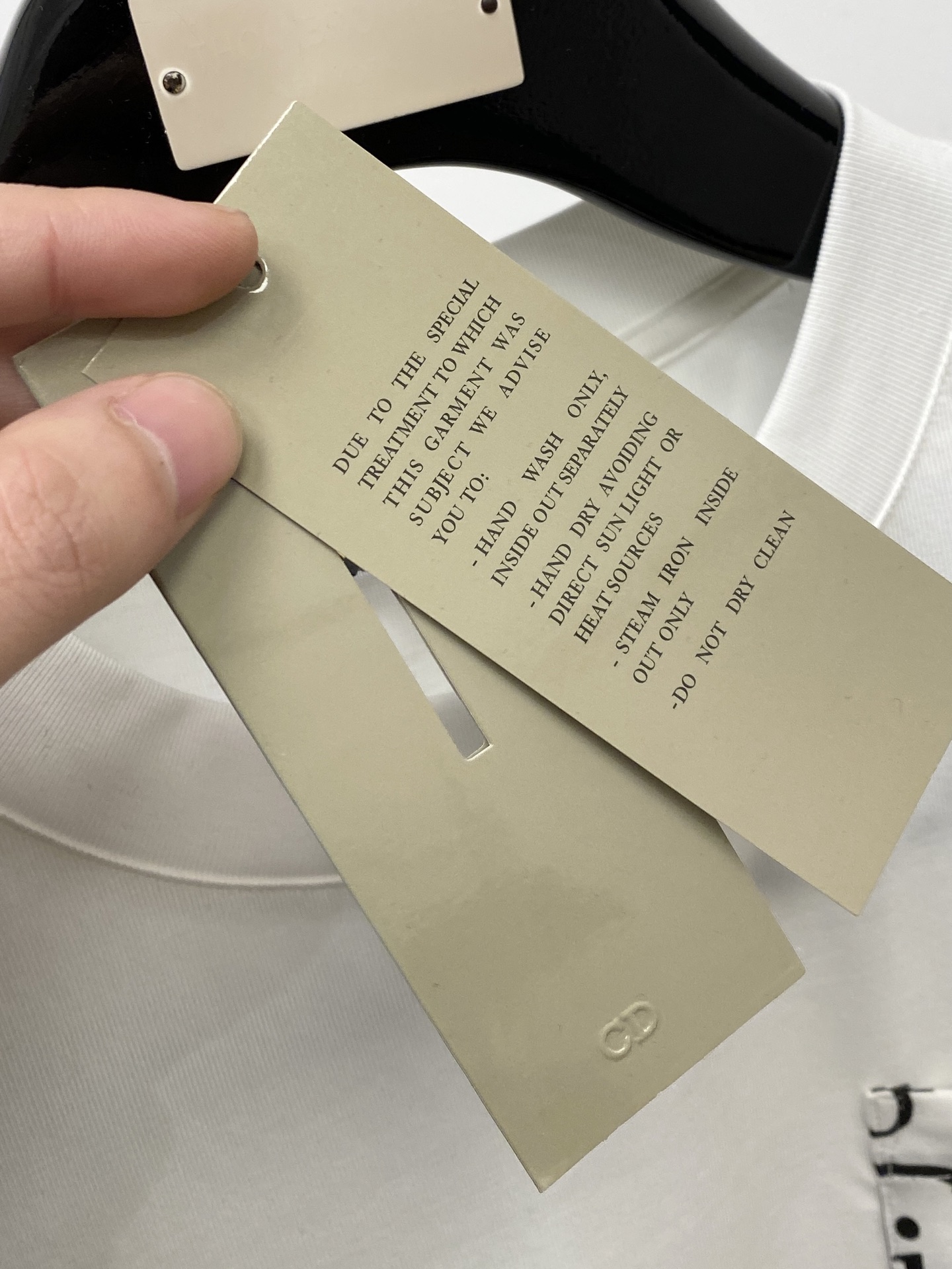 🌾退换！迪奥、2025新品短袖T恤，帅气时尚，胸口精致刺绣图案字母logo，简约百搭款。面料棉 不仅挺括