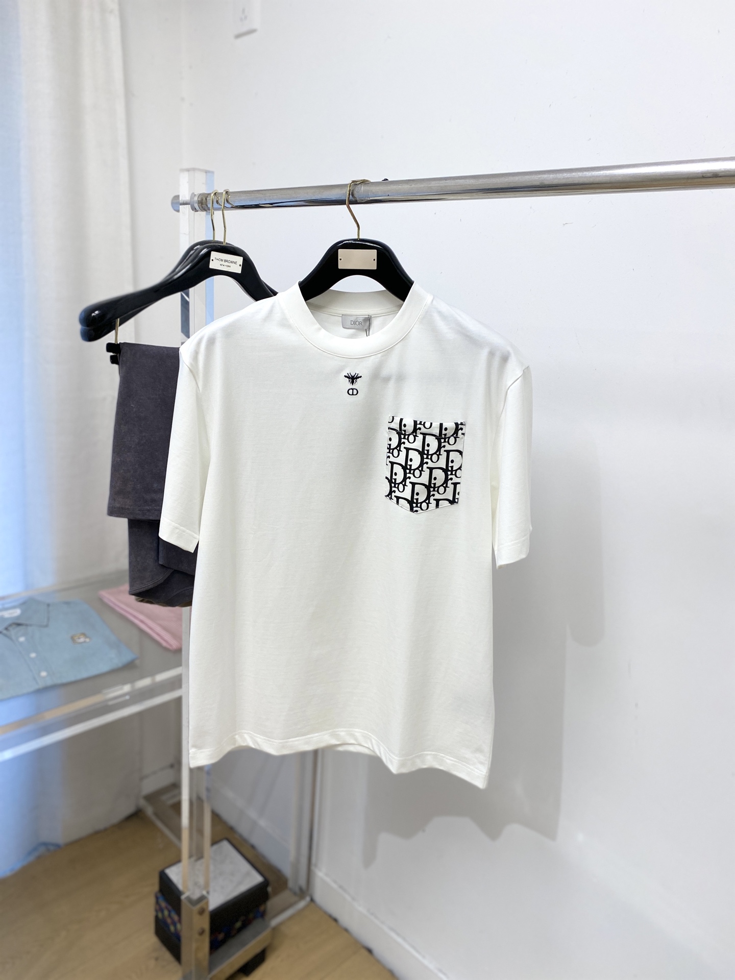 🌾退换！迪奥、2025新品短袖T恤，帅气时尚，胸口精致刺绣图案字母logo，简约百搭款。面料棉 不仅挺括