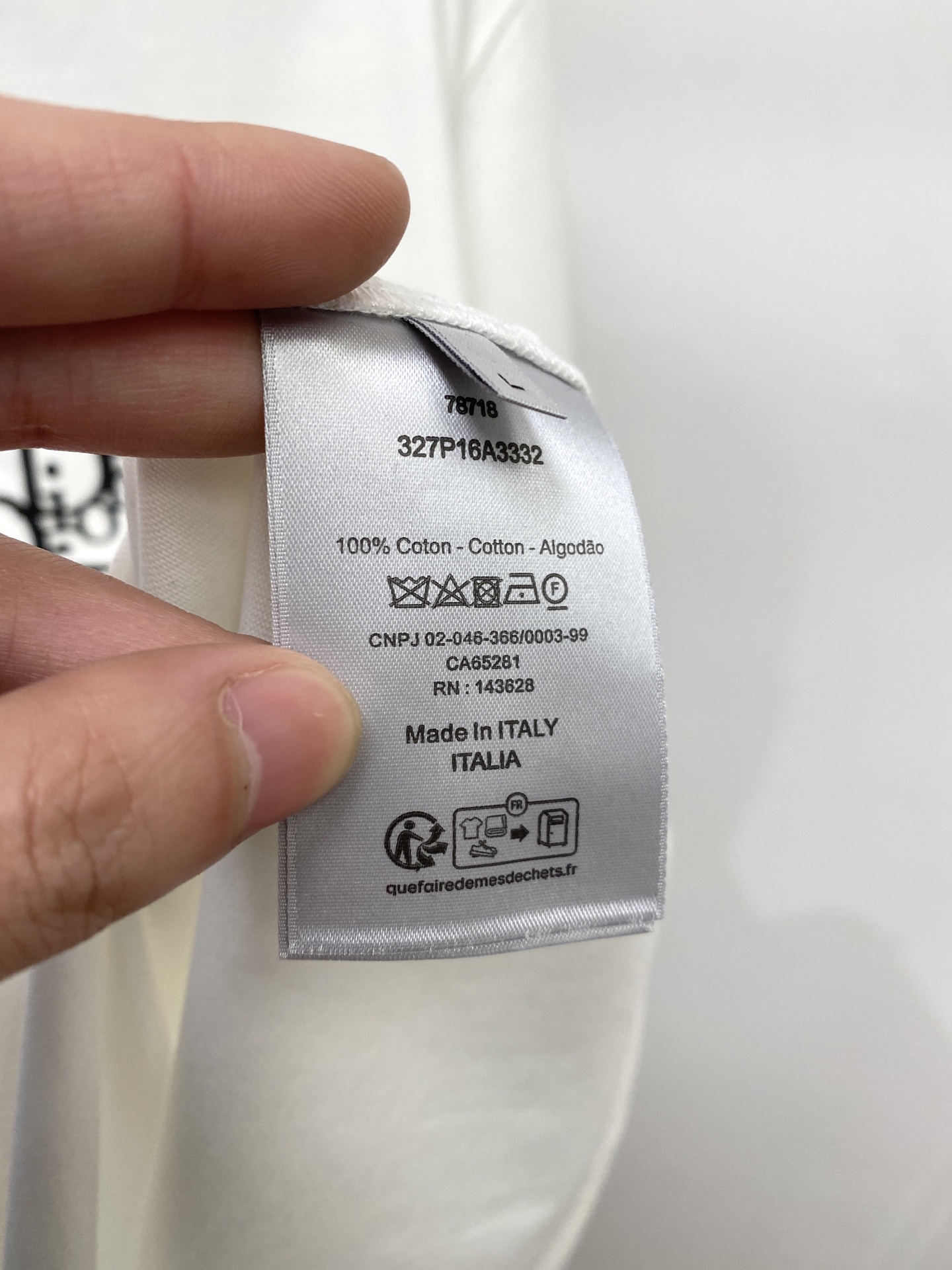 🌾退换！迪奥、2025新品短袖T恤，帅气时尚，胸口精致刺绣图案字母logo，简约百搭款。面料棉 不仅挺括