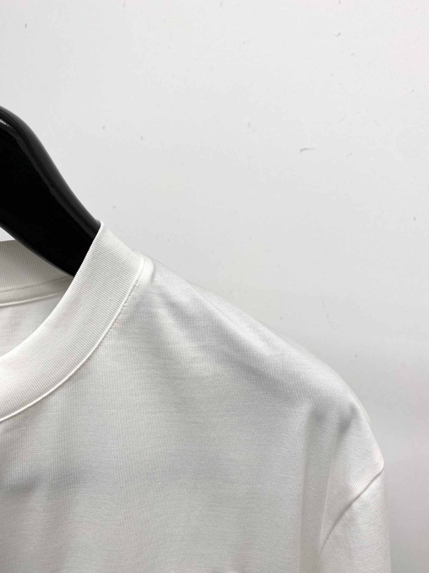 🌾退换！迪奥、2025新品短袖T恤，帅气时尚，胸口精致刺绣图案字母logo，简约百搭款。面料棉 不仅挺括