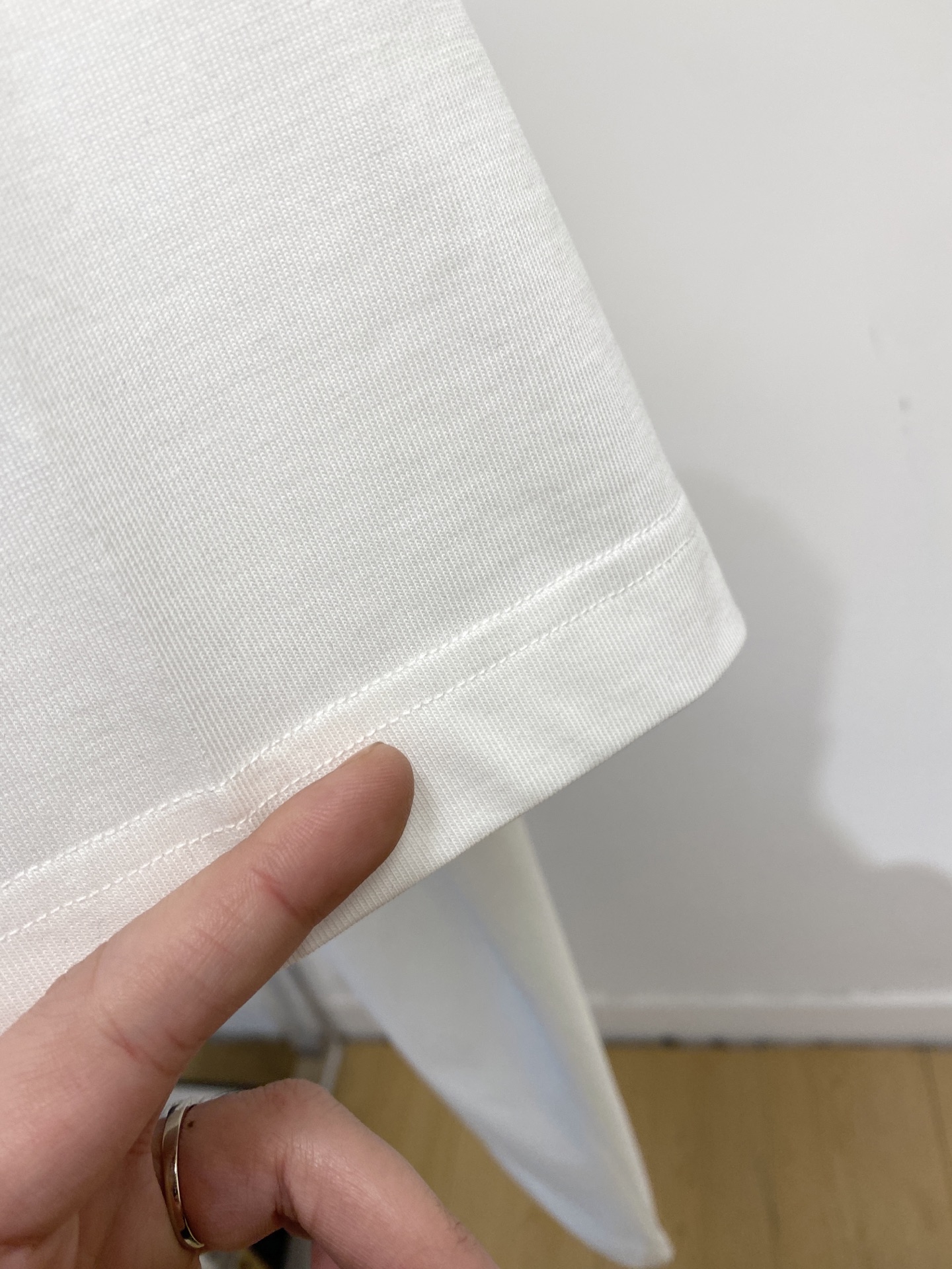 🌾退换！迪奥、2025新品短袖T恤，帅气时尚，胸口精致刺绣图案字母logo，简约百搭款。面料棉 不仅挺括