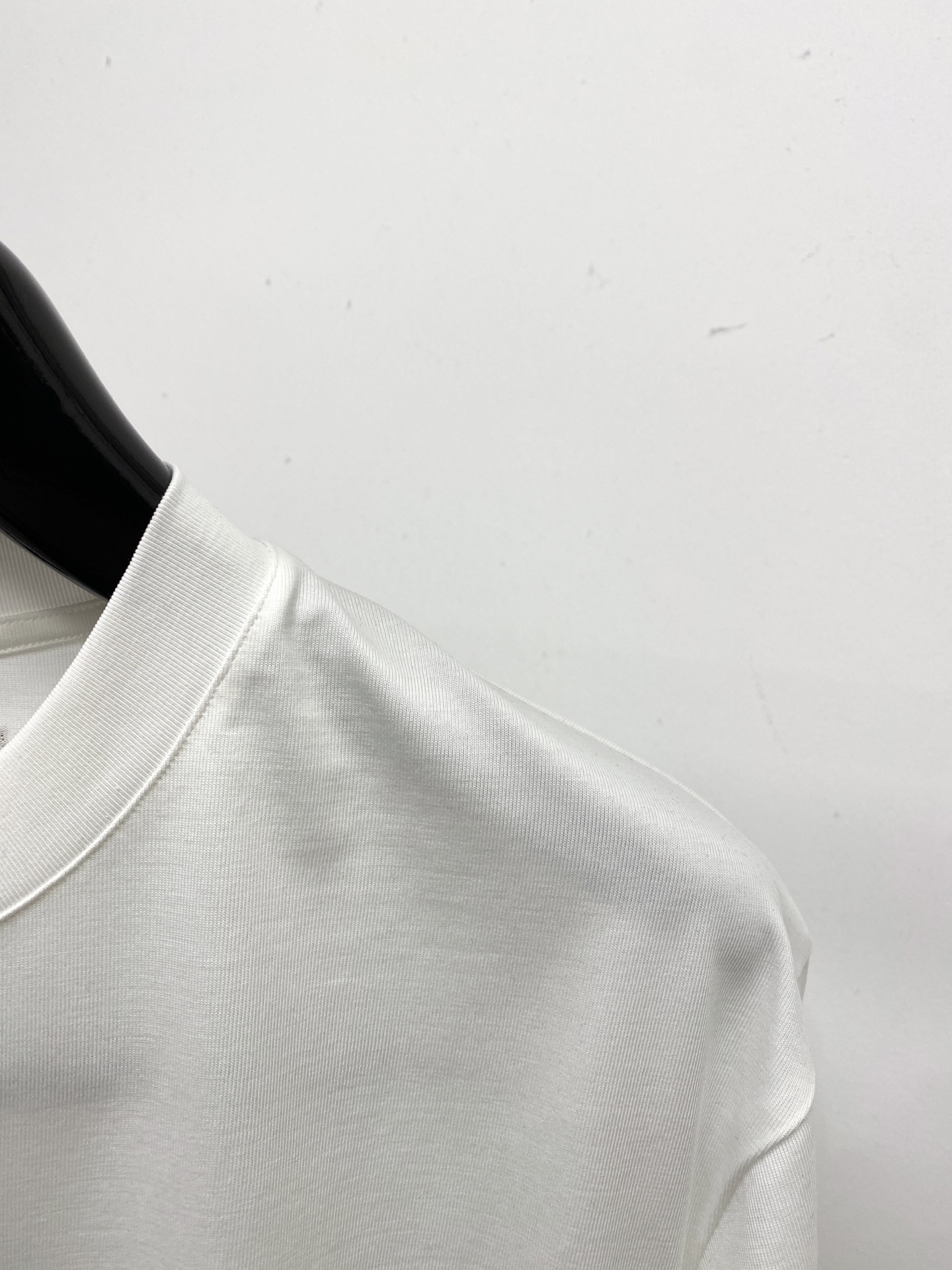 🌾退换！路易威登、2025新品短袖T恤，帅气时尚，胸口精致刺绣图案字母logo，简约百搭款。面料棉 不仅