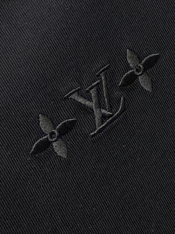 🌾退换！路易威登、2025新品短袖T恤，帅气时尚，胸口精致刺绣图案字母logo，简约百搭款。面料棉 不仅