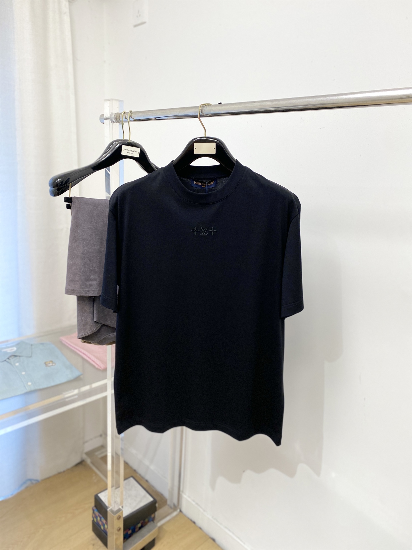 🌾退换！路易威登、2025新品短袖T恤，帅气时尚，胸口精致刺绣图案字母logo，简约百搭款。面料棉 不仅