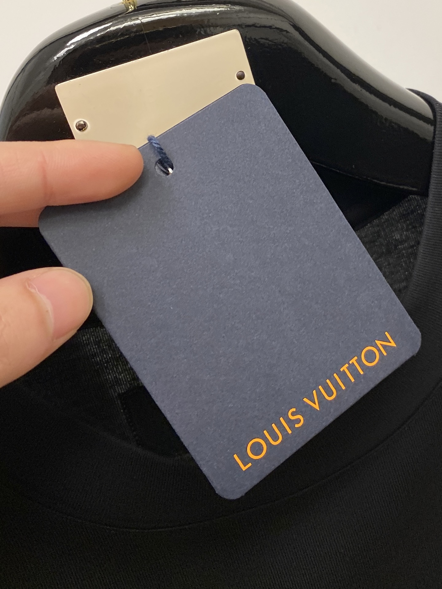 🌾退换！路易威登、2025新品短袖T恤，帅气时尚，胸口精致刺绣图案字母logo，简约百搭款。面料棉 不仅