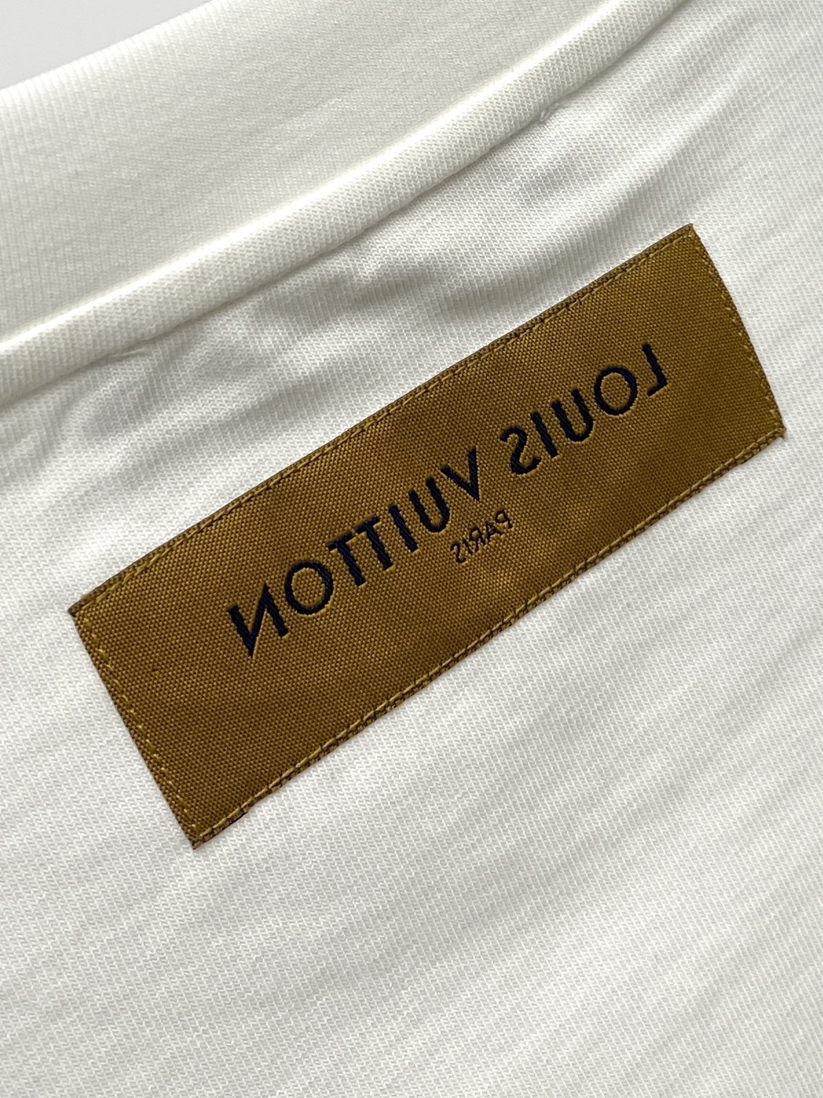 🌾退换！路易威登、2025新品短袖T恤，帅气时尚，胸口精致刺绣图案字母logo，简约百搭款。面料棉 不仅