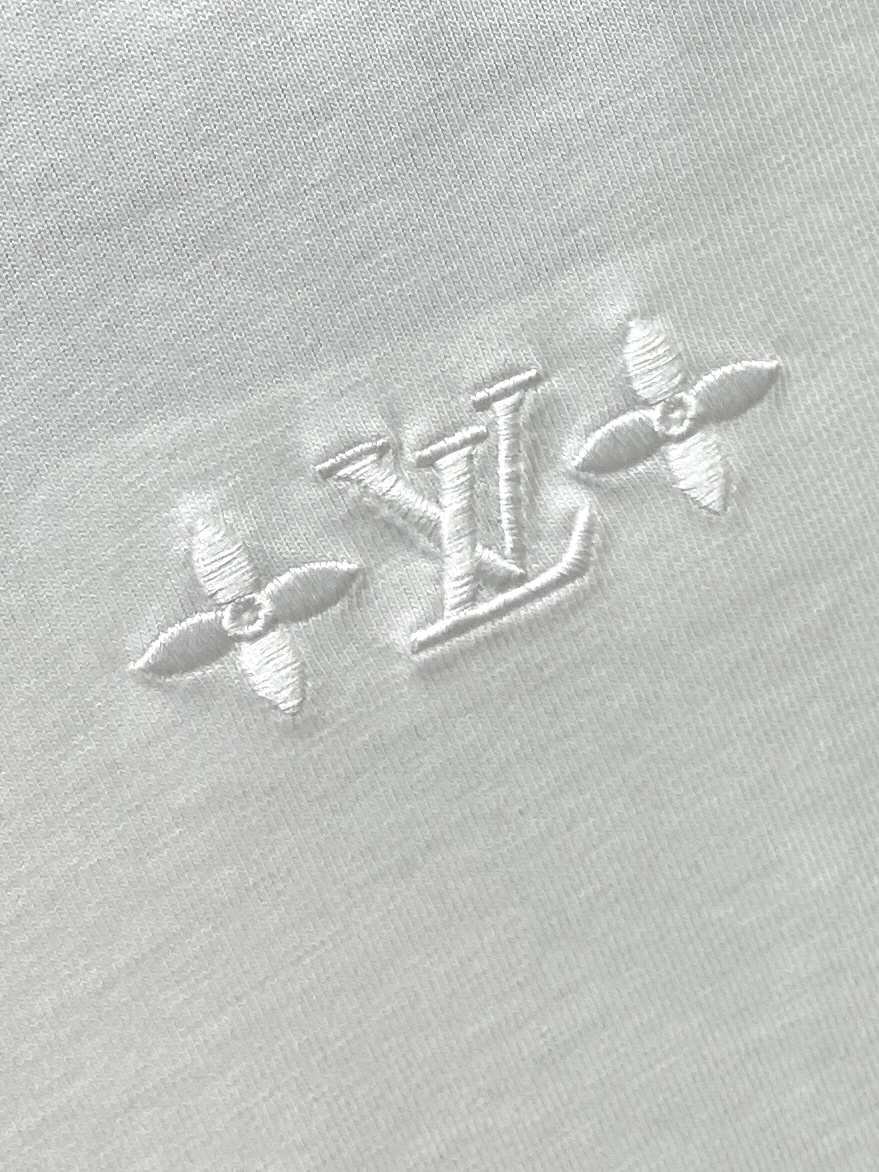 🌾退换！路易威登、2025新品短袖T恤，帅气时尚，胸口精致刺绣图案字母logo，简约百搭款。面料棉 不仅