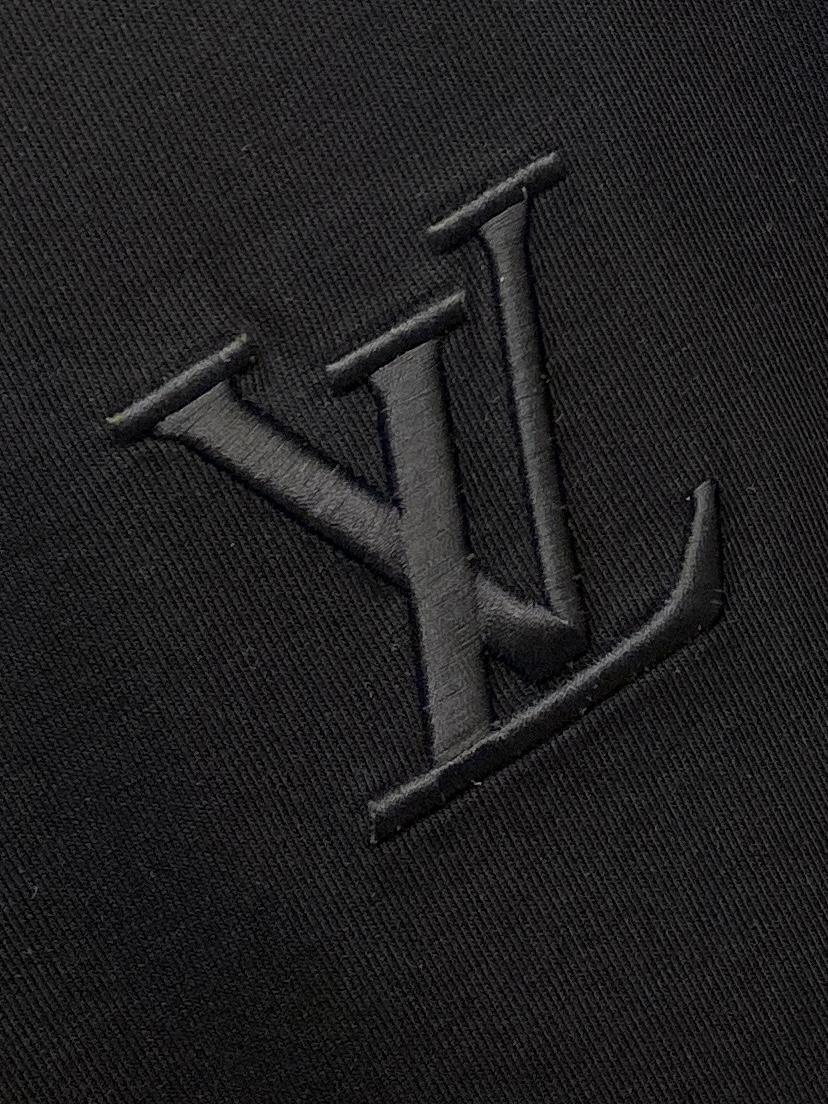 🌾退换！路易威登、2025新品短袖T恤，帅气时尚，胸前精致刺绣字母logo，简约百搭款。面料棉 不仅挺括