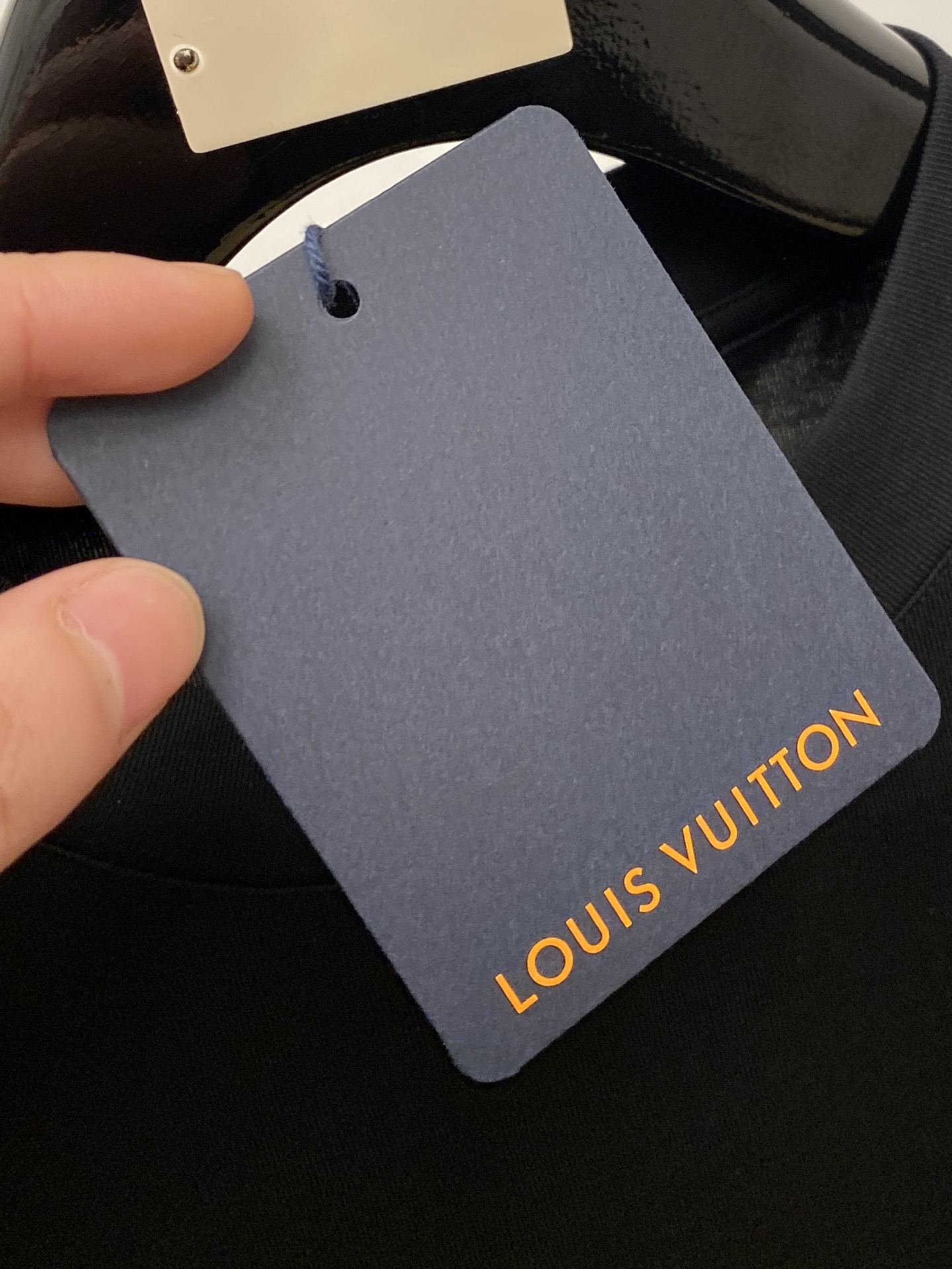 🌾退换！路易威登、2025新品短袖T恤，帅气时尚，胸前精致刺绣字母logo，简约百搭款。面料棉 不仅挺括