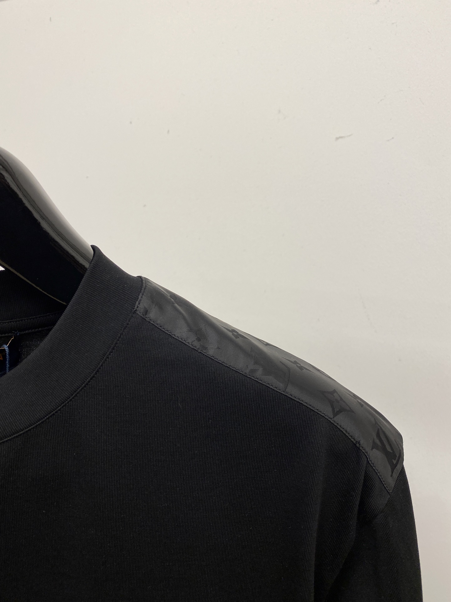 🌾退换！路易威登、2025新品短袖T恤，帅气时尚，胸前精致刺绣字母logo，简约百搭款。面料棉 不仅挺括