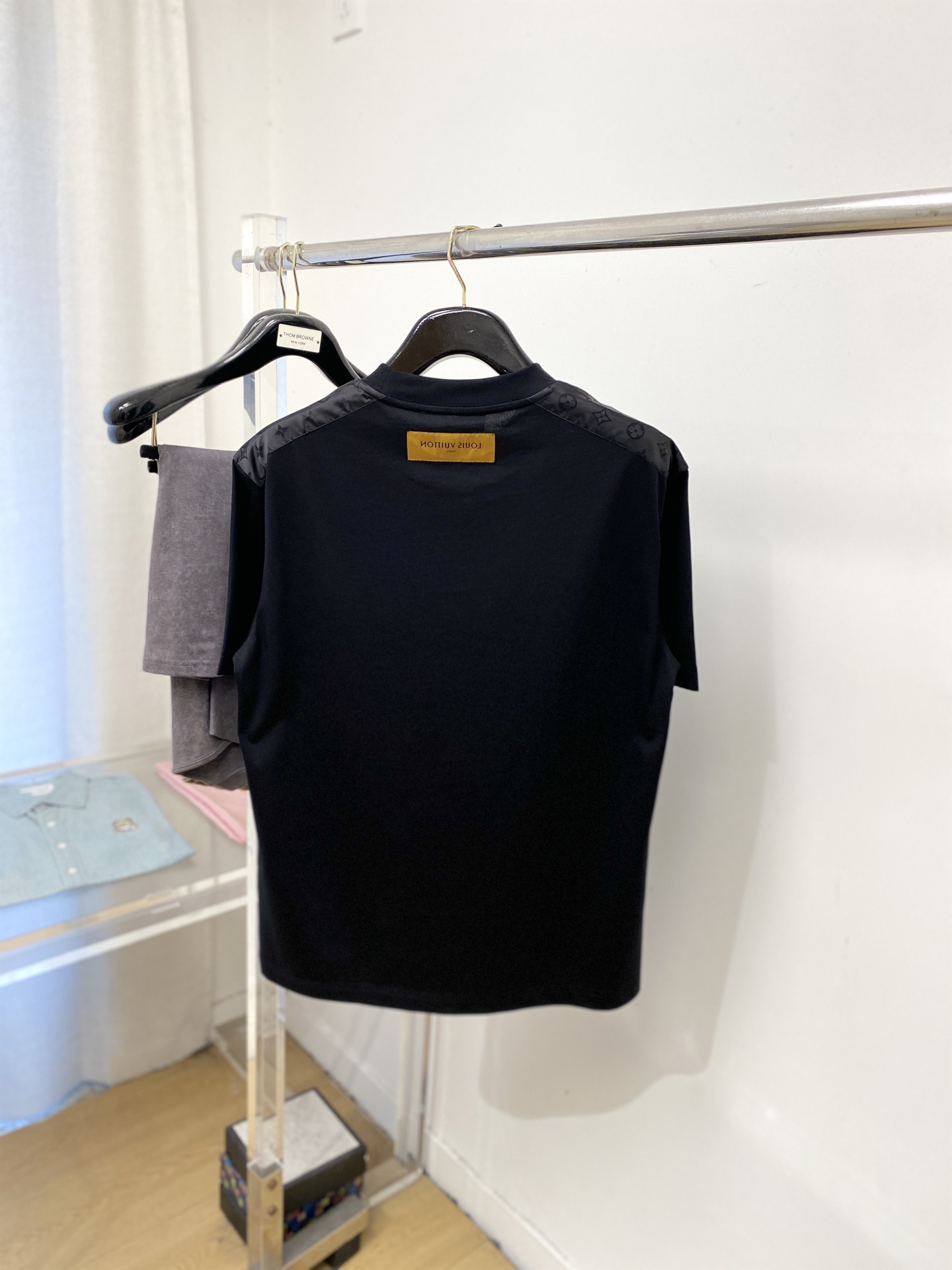 🌾退换！路易威登、2025新品短袖T恤，帅气时尚，胸前精致刺绣字母logo，简约百搭款。面料棉 不仅挺括