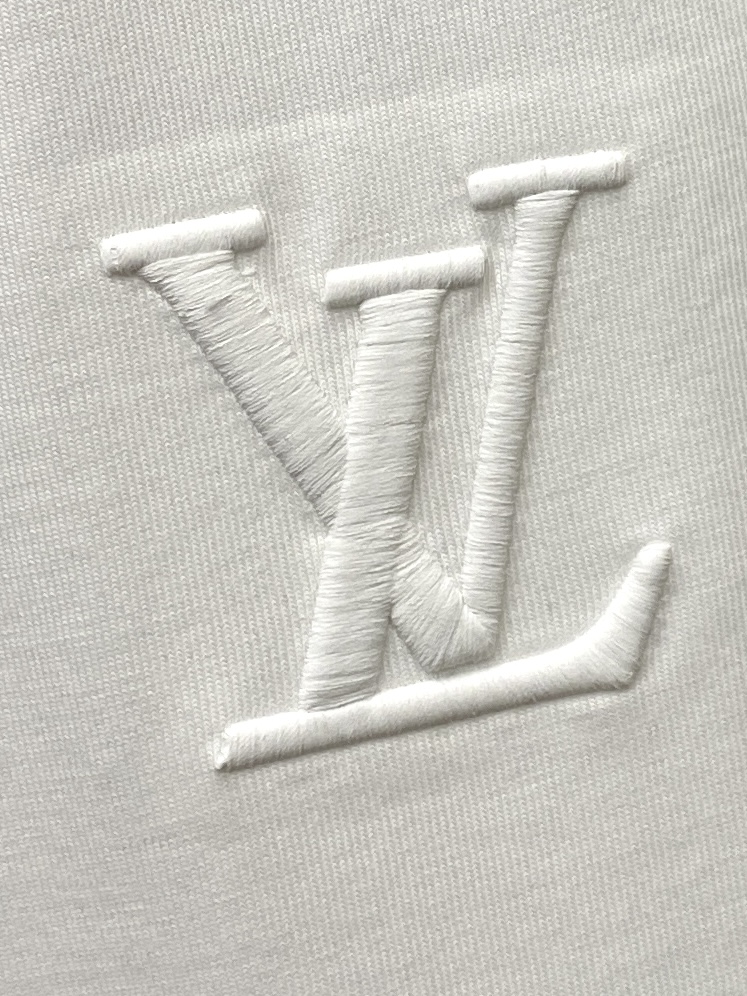 🌾退换！路易威登、2025新品短袖T恤，帅气时尚，胸前精致刺绣字母logo，简约百搭款。面料棉 不仅挺括