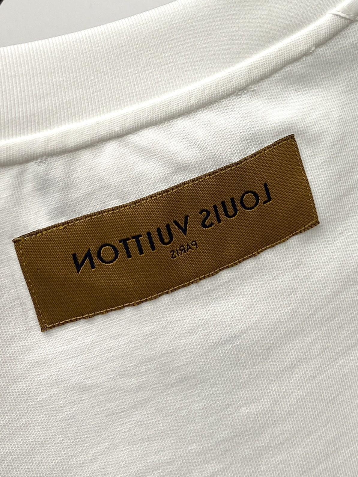 🌾退换！路易威登、2025新品短袖T恤，帅气时尚，胸前精致刺绣字母logo，简约百搭款。面料棉 不仅挺括