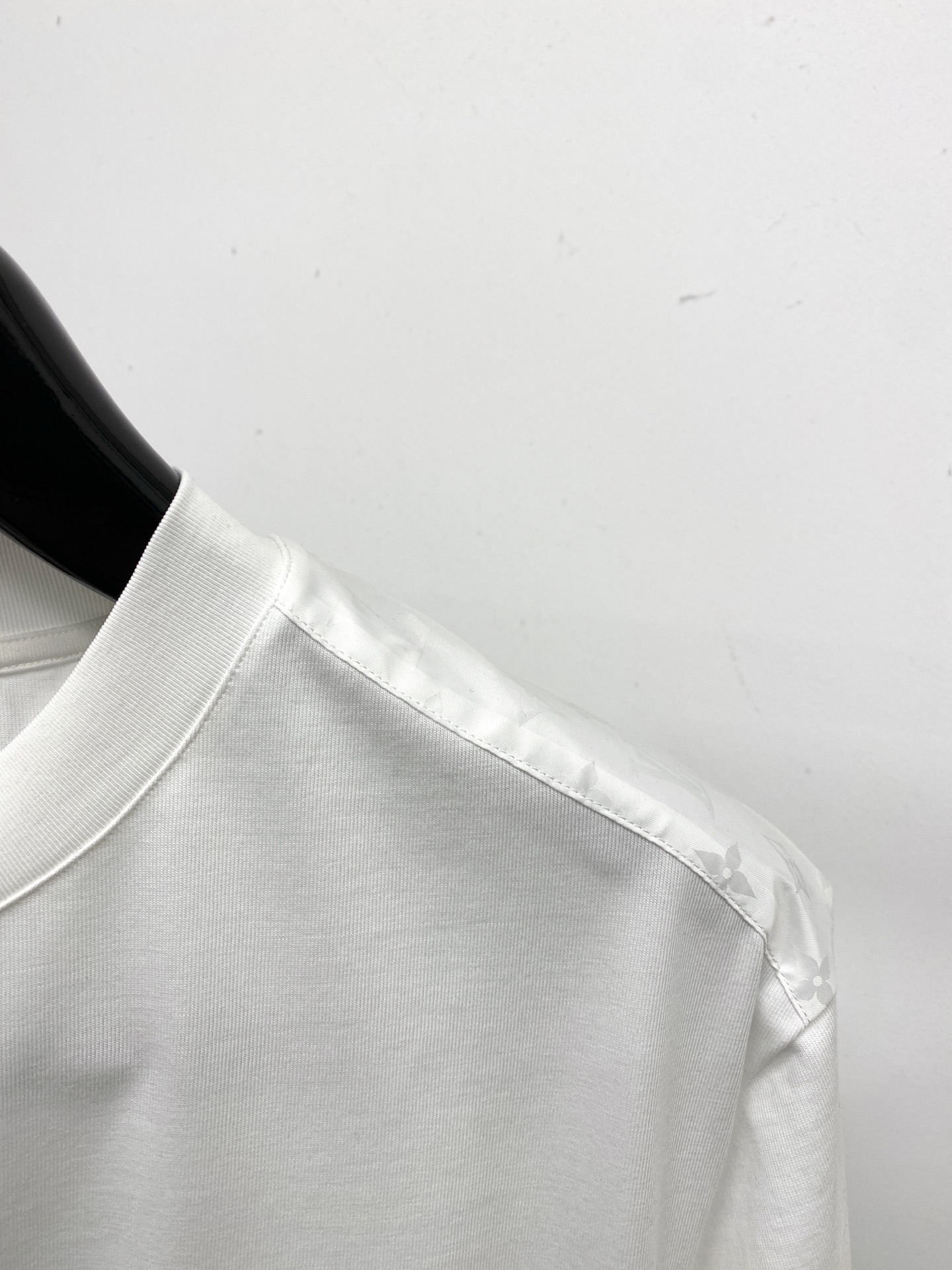 🌾退换！路易威登、2025新品短袖T恤，帅气时尚，胸前精致刺绣字母logo，简约百搭款。面料棉 不仅挺括