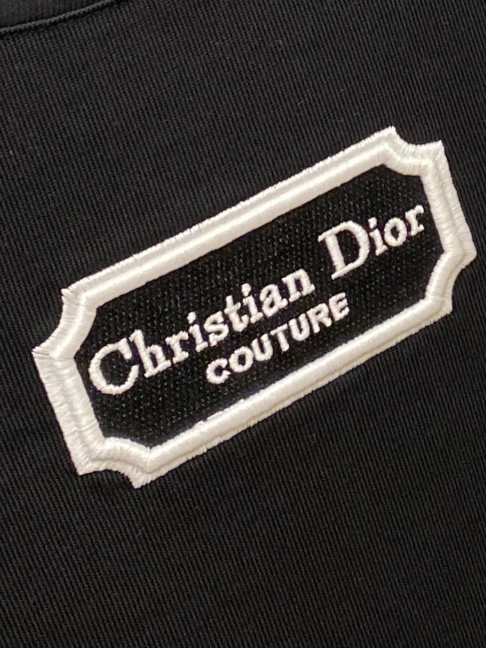 🌾退换！迪奥、2025新品短袖T恤，帅气时尚，胸前精致刺绣字母logo，简约百搭款。面料棉 不仅挺括，保