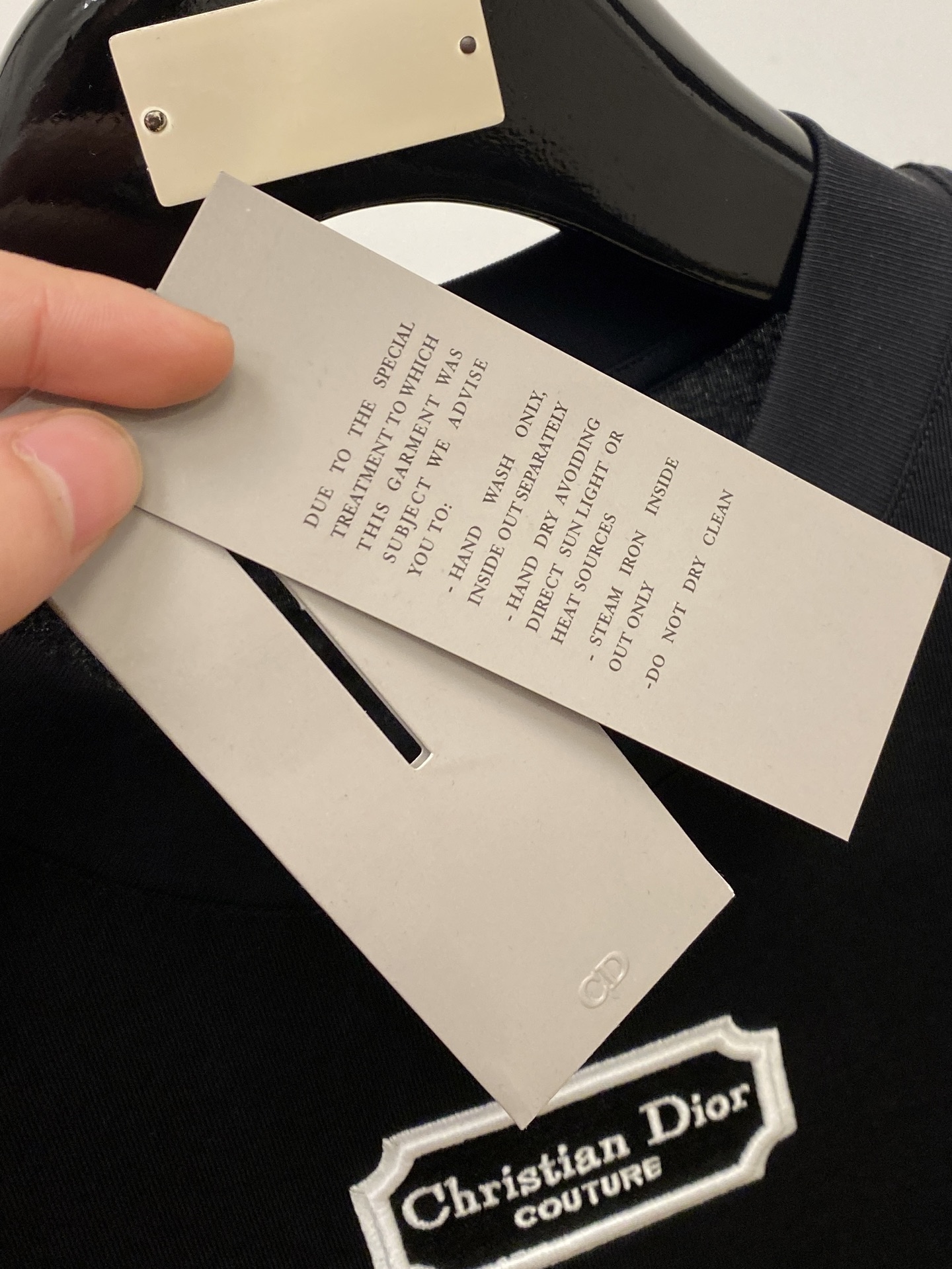 🌾退换！迪奥、2025新品短袖T恤，帅气时尚，胸前精致刺绣字母logo，简约百搭款。面料棉 不仅挺括，保