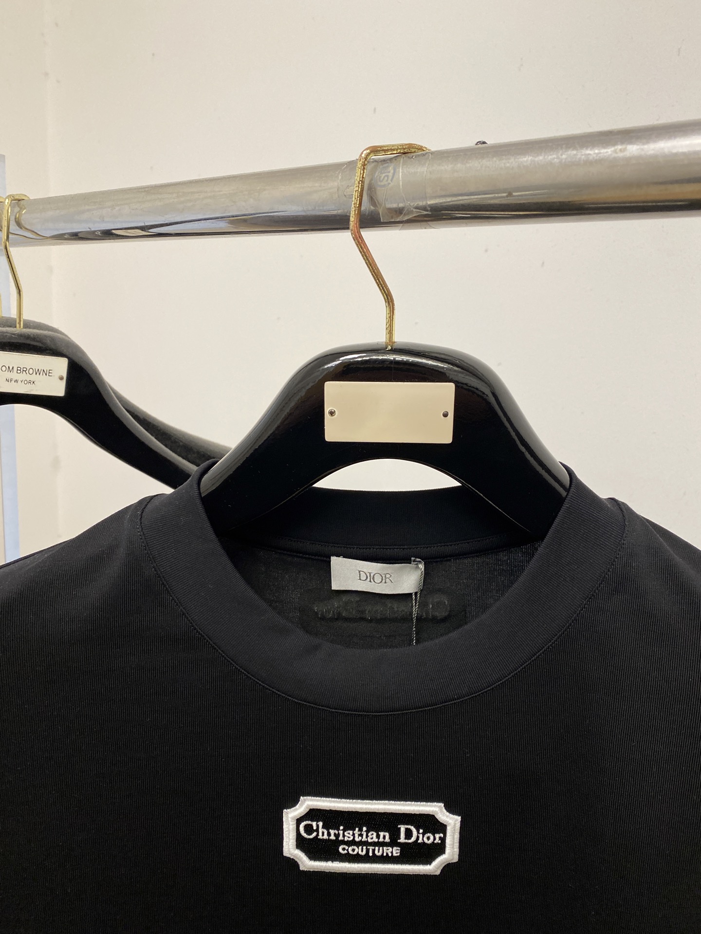 🌾退换！迪奥、2025新品短袖T恤，帅气时尚，胸前精致刺绣字母logo，简约百搭款。面料棉 不仅挺括，保