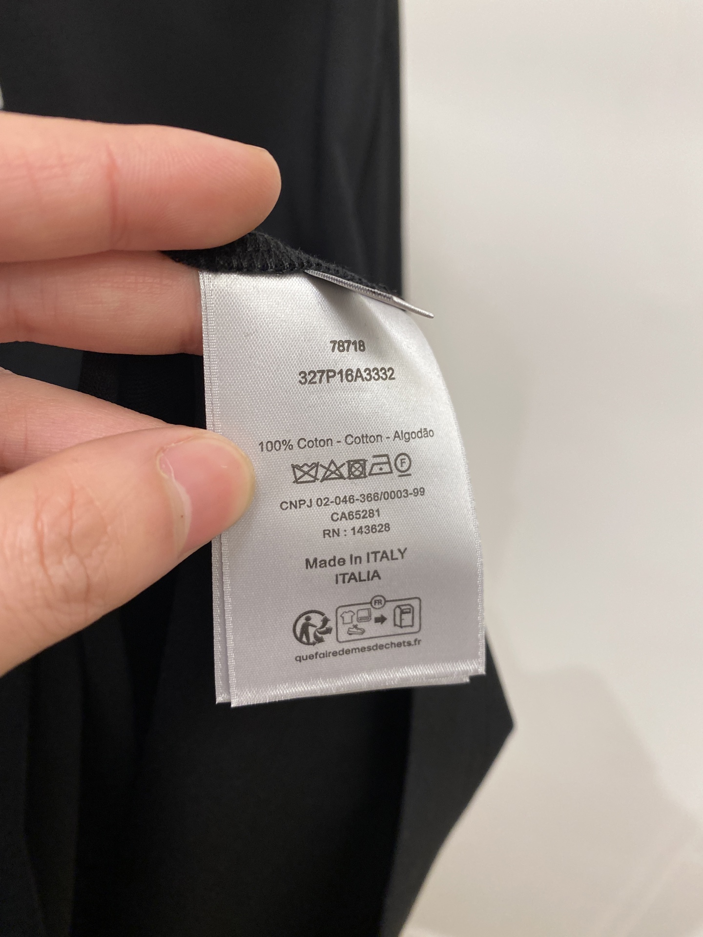 🌾退换！迪奥、2025新品短袖T恤，帅气时尚，胸前精致刺绣字母logo，简约百搭款。面料棉 不仅挺括，保