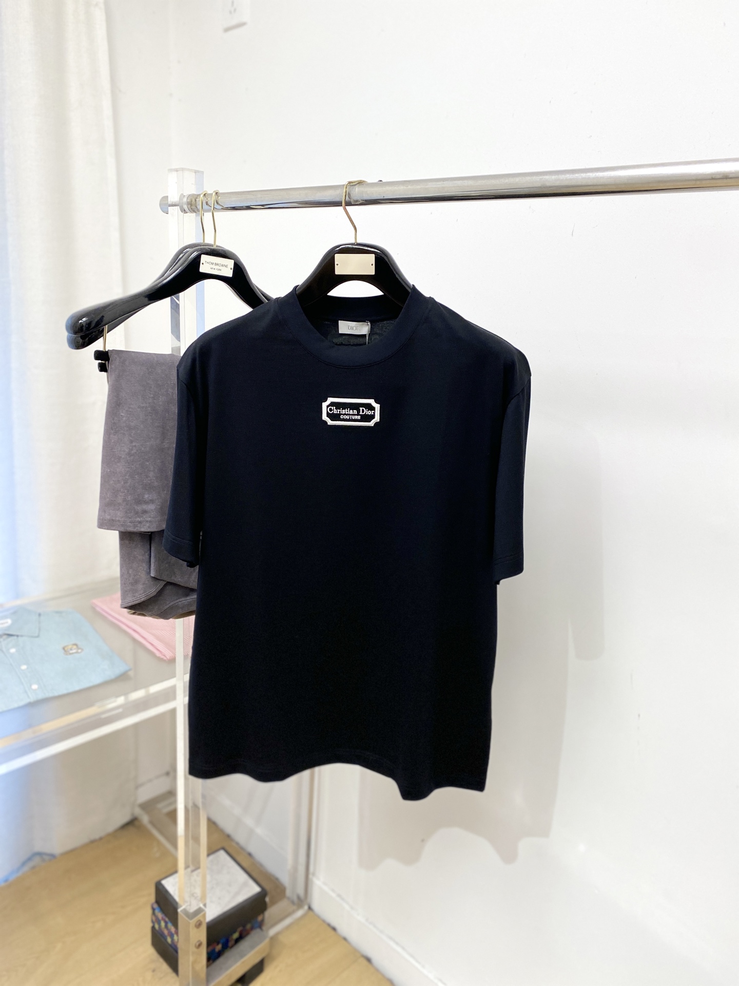 🌾退换！迪奥、2025新品短袖T恤，帅气时尚，胸前精致刺绣字母logo，简约百搭款。面料棉 不仅挺括，保