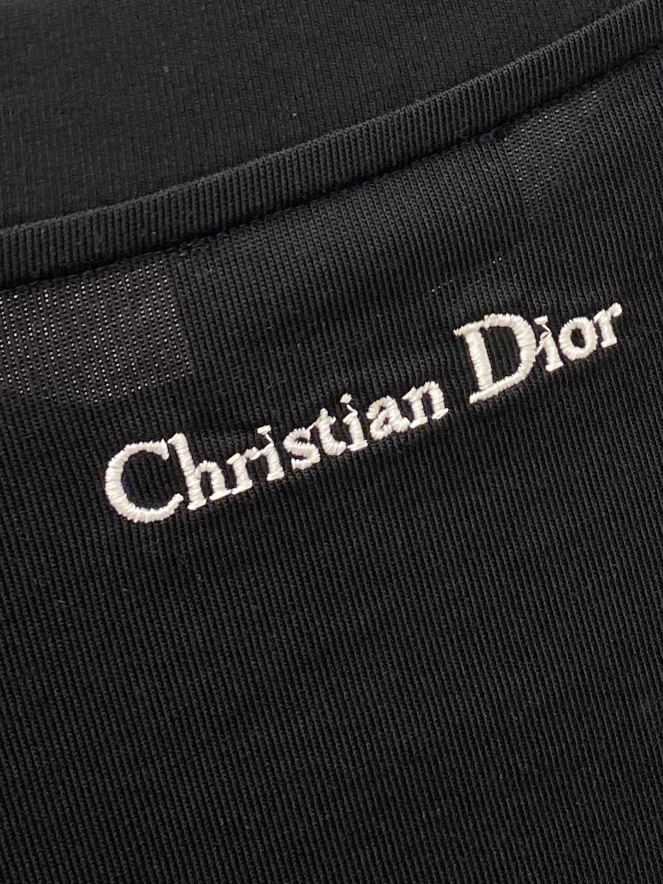 🌾退换！迪奥、2025新品短袖T恤，帅气时尚，胸前精致刺绣字母logo，简约百搭款。面料棉 不仅挺括，保