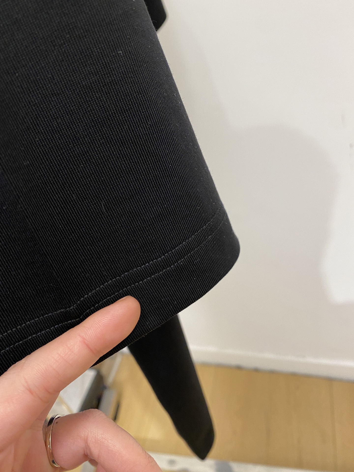 🌾退换！迪奥、2025新品短袖T恤，帅气时尚，胸前精致刺绣字母logo，简约百搭款。面料棉 不仅挺括，保