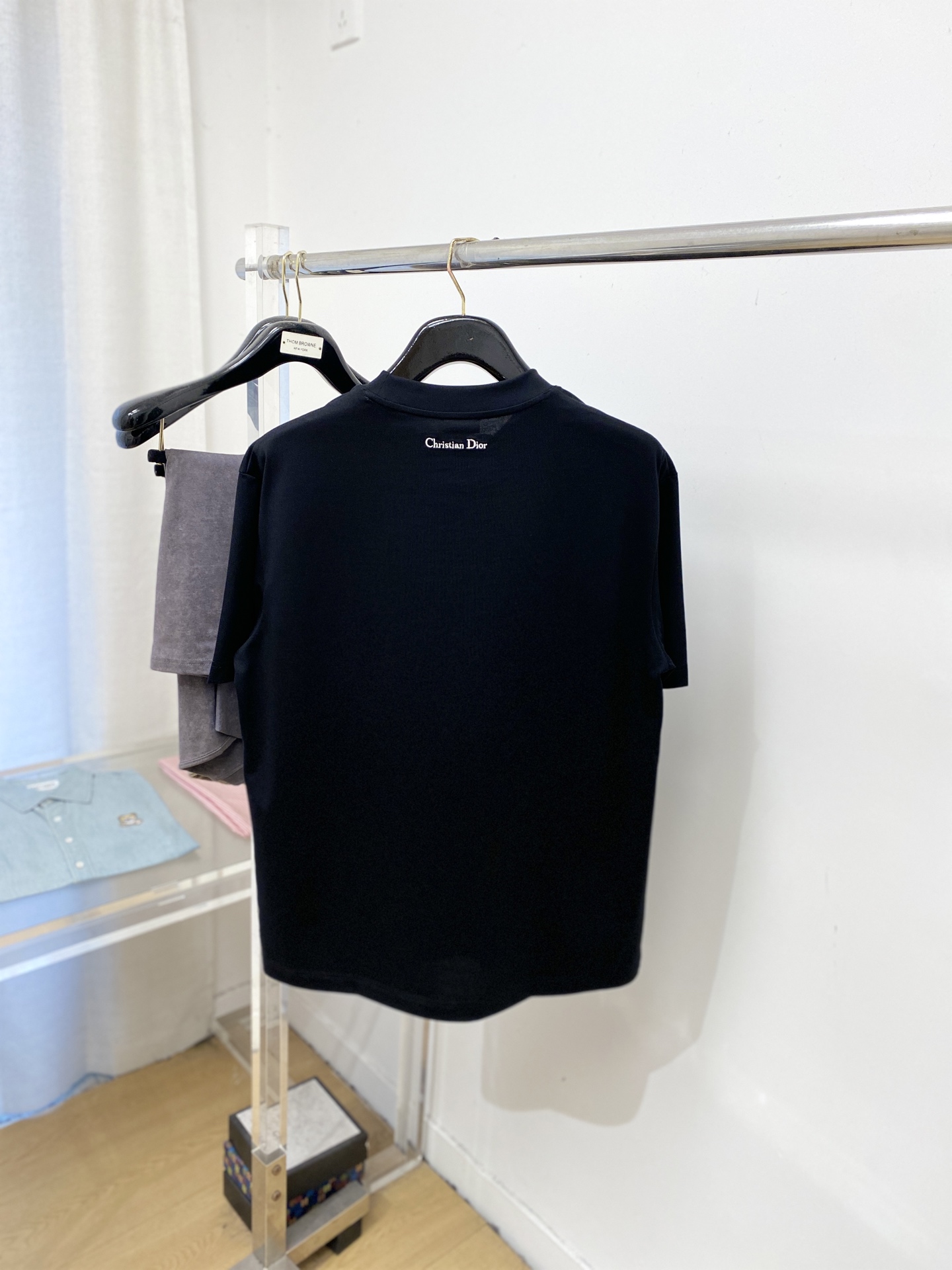 🌾退换！迪奥、2025新品短袖T恤，帅气时尚，胸前精致刺绣字母logo，简约百搭款。面料棉 不仅挺括，保