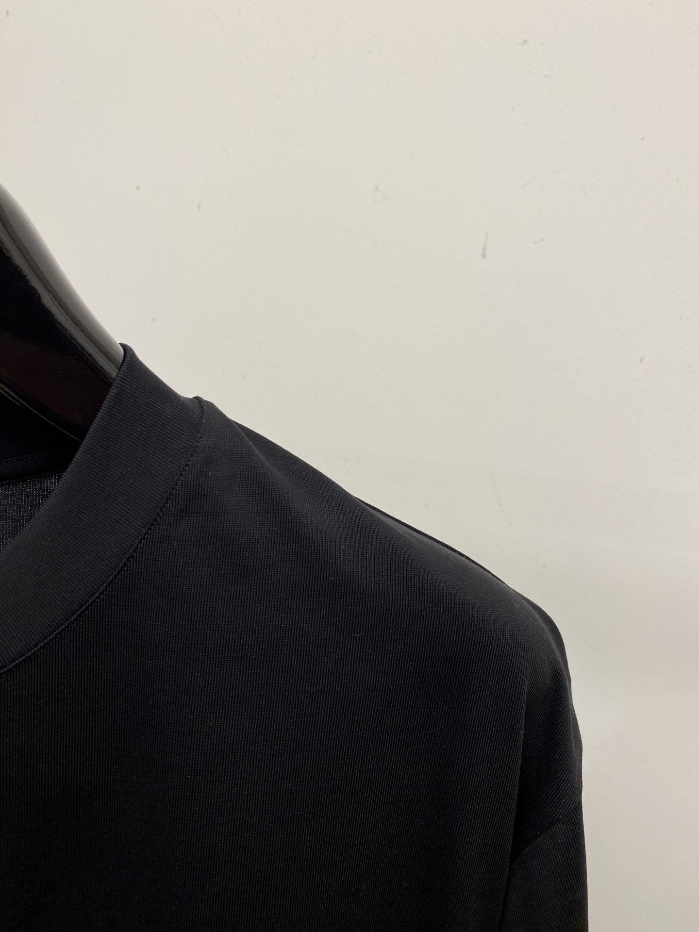 🌾退换！迪奥、2025新品短袖T恤，帅气时尚，胸前精致刺绣字母logo，简约百搭款。面料棉 不仅挺括，保