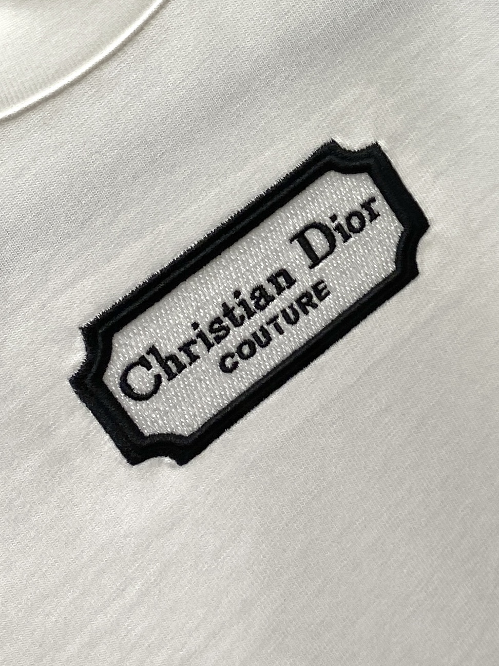 🌾退换！迪奥、2025新品短袖T恤，帅气时尚，胸前精致刺绣字母logo，简约百搭款。面料棉 不仅挺括，保