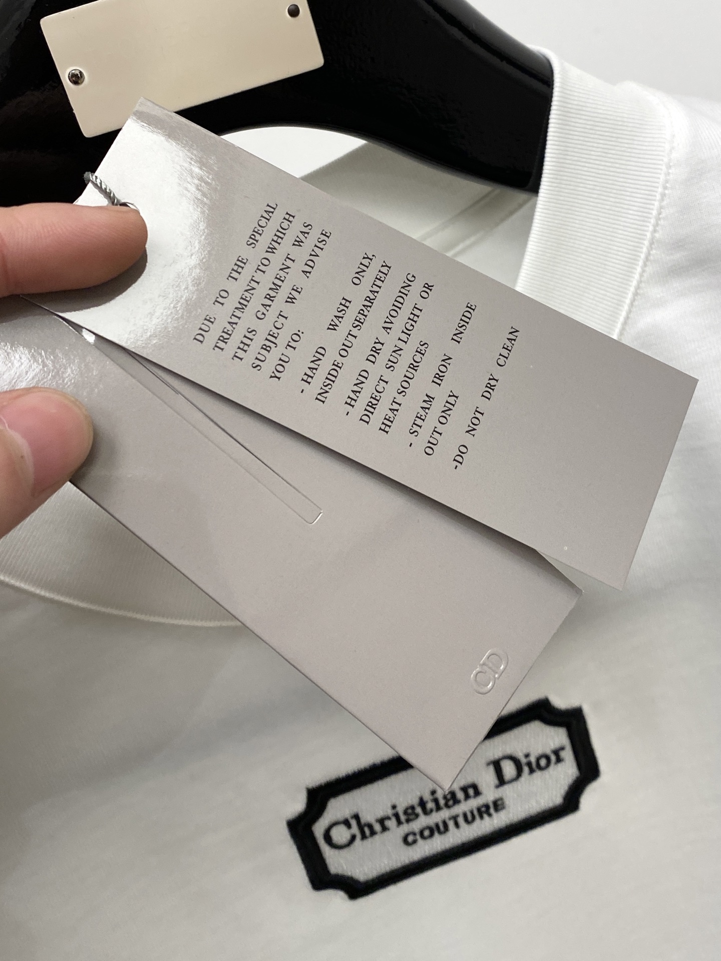 🌾退换！迪奥、2025新品短袖T恤，帅气时尚，胸前精致刺绣字母logo，简约百搭款。面料棉 不仅挺括，保