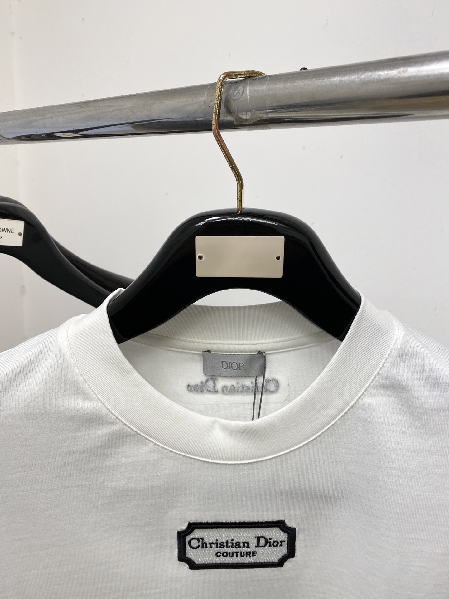 🌾退换！迪奥、2025新品短袖T恤，帅气时尚，胸前精致刺绣字母logo，简约百搭款。面料棉 不仅挺括，保