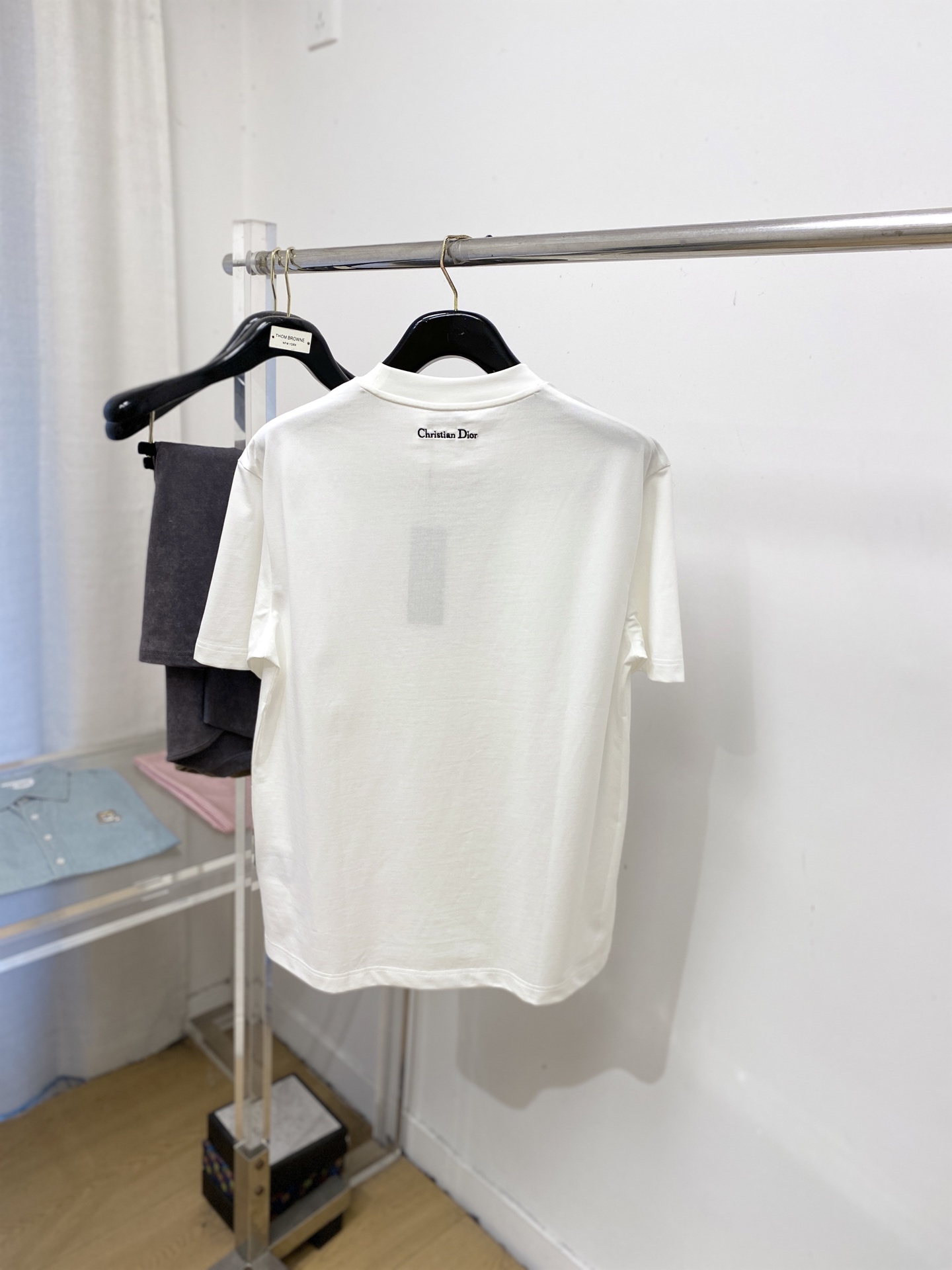 🌾退换！迪奥、2025新品短袖T恤，帅气时尚，胸前精致刺绣字母logo，简约百搭款。面料棉 不仅挺括，保